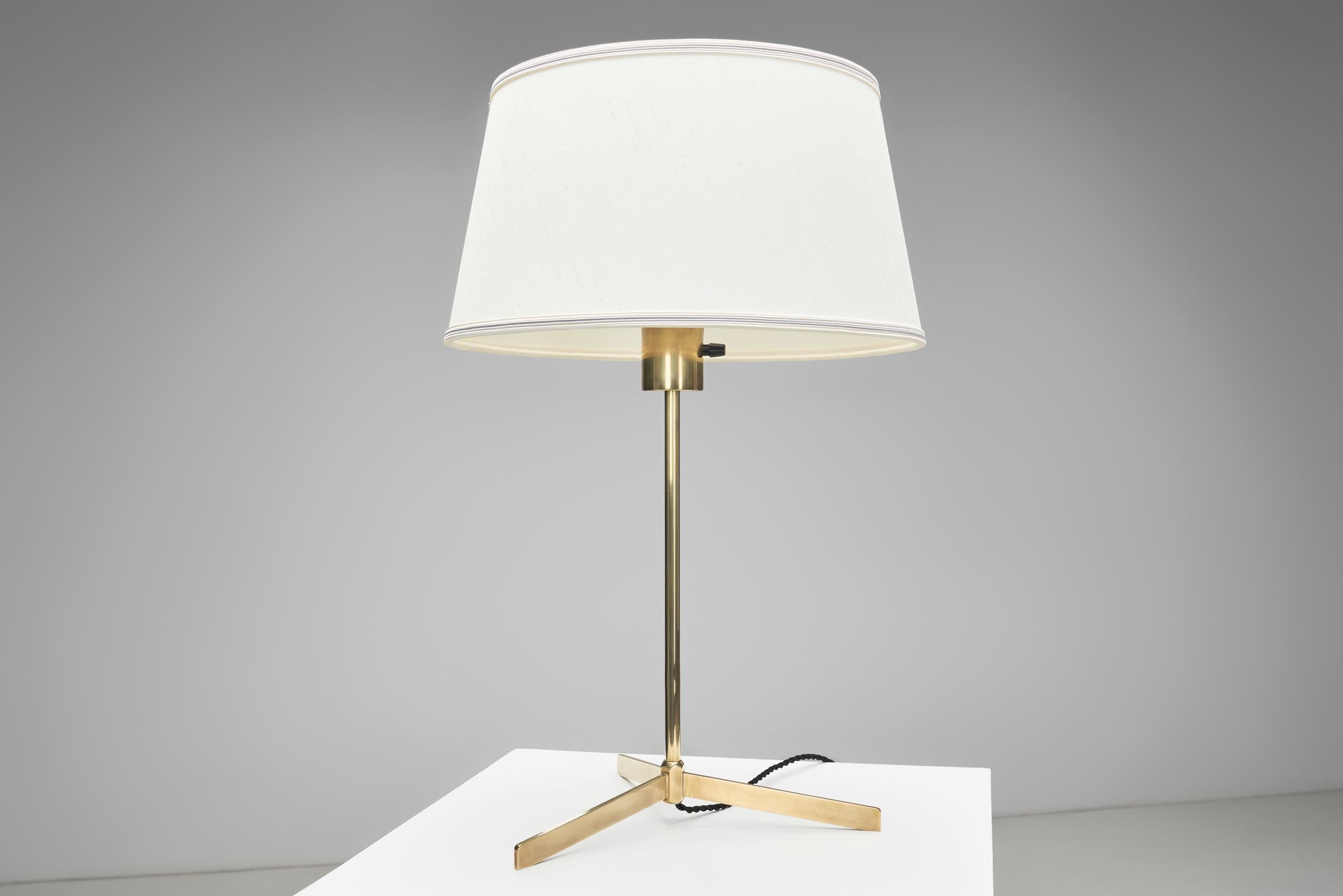 Lámpara de mesa de latón modelo 