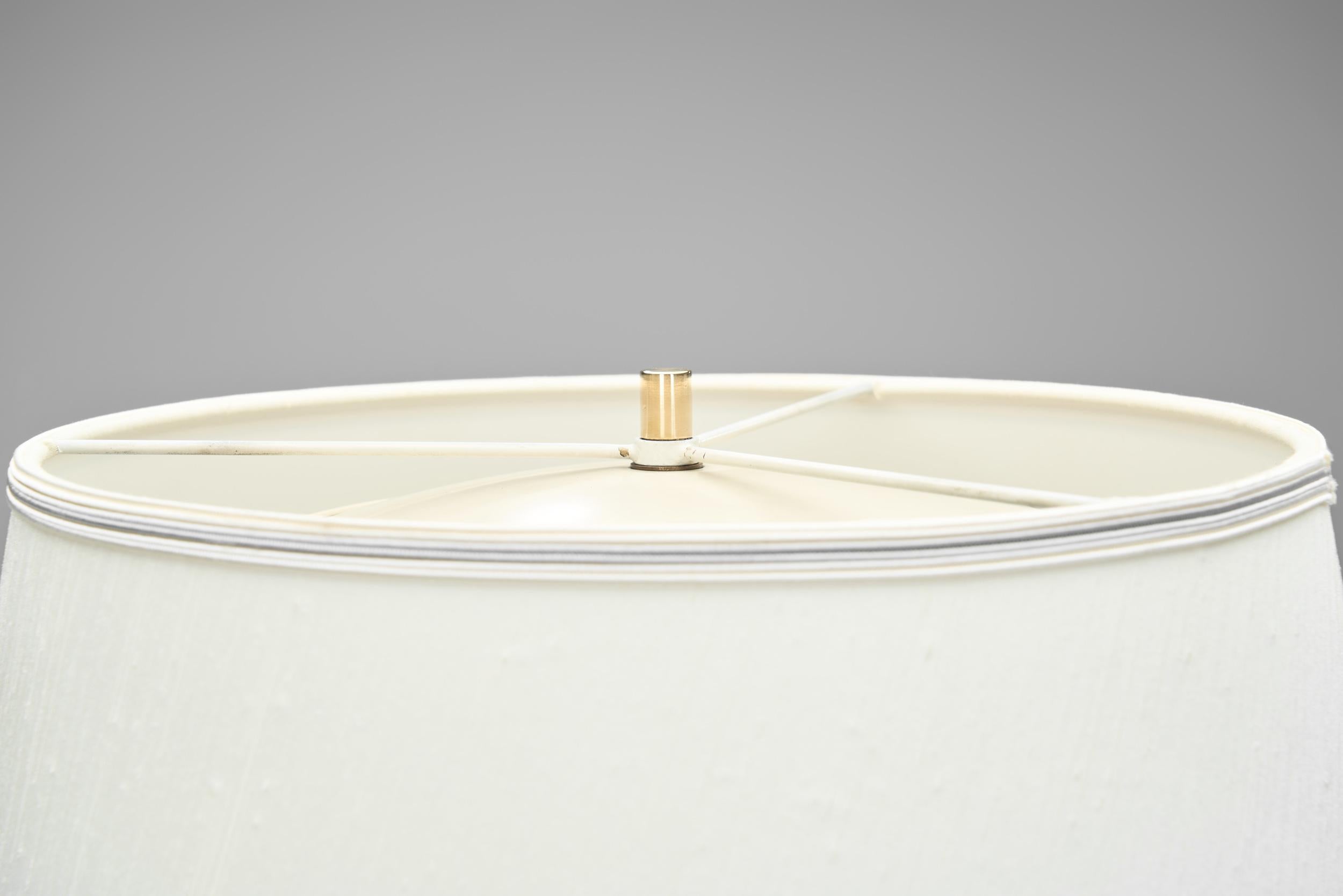 Lámpara de mesa de latón modelo 