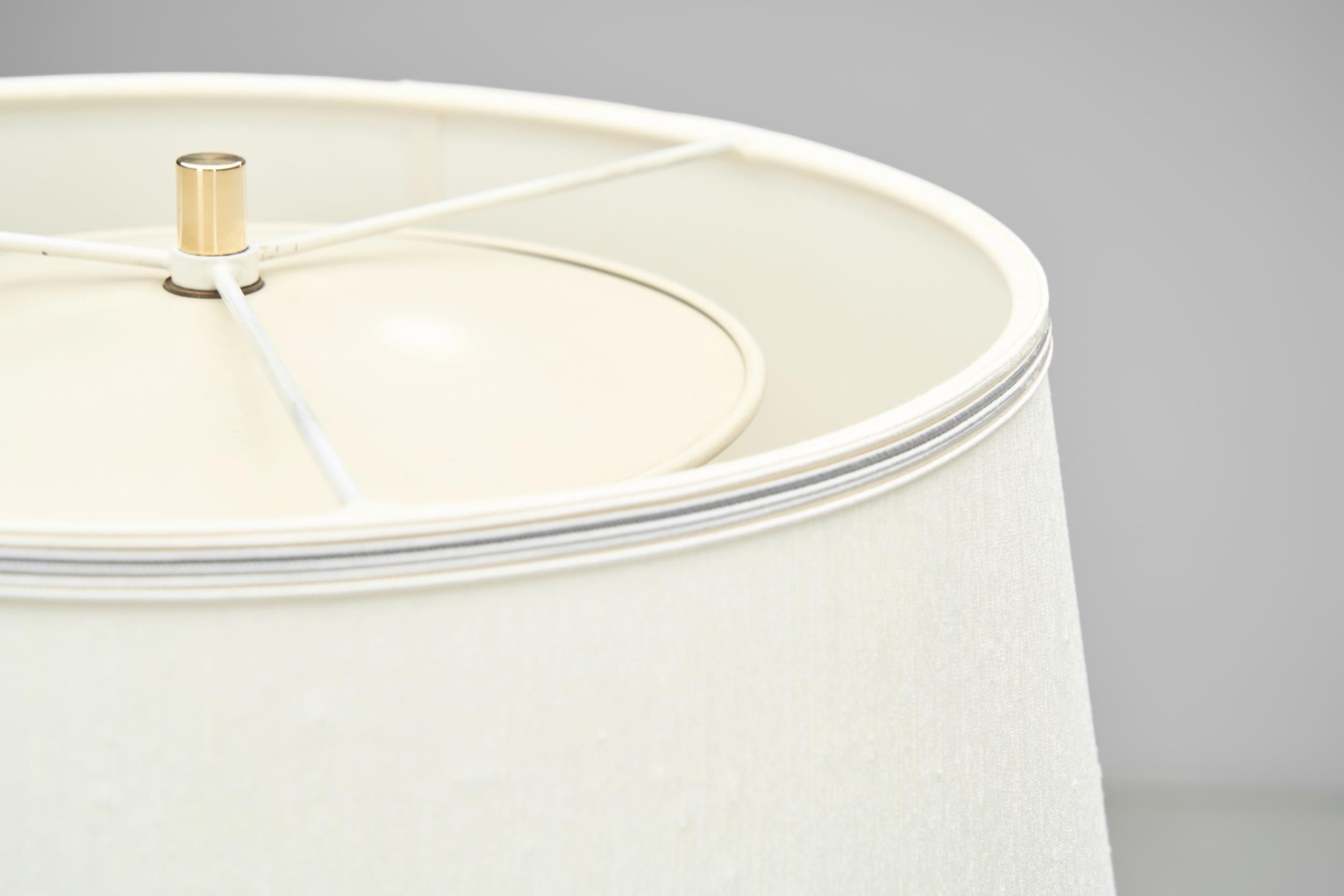 Lámpara de mesa de latón modelo 