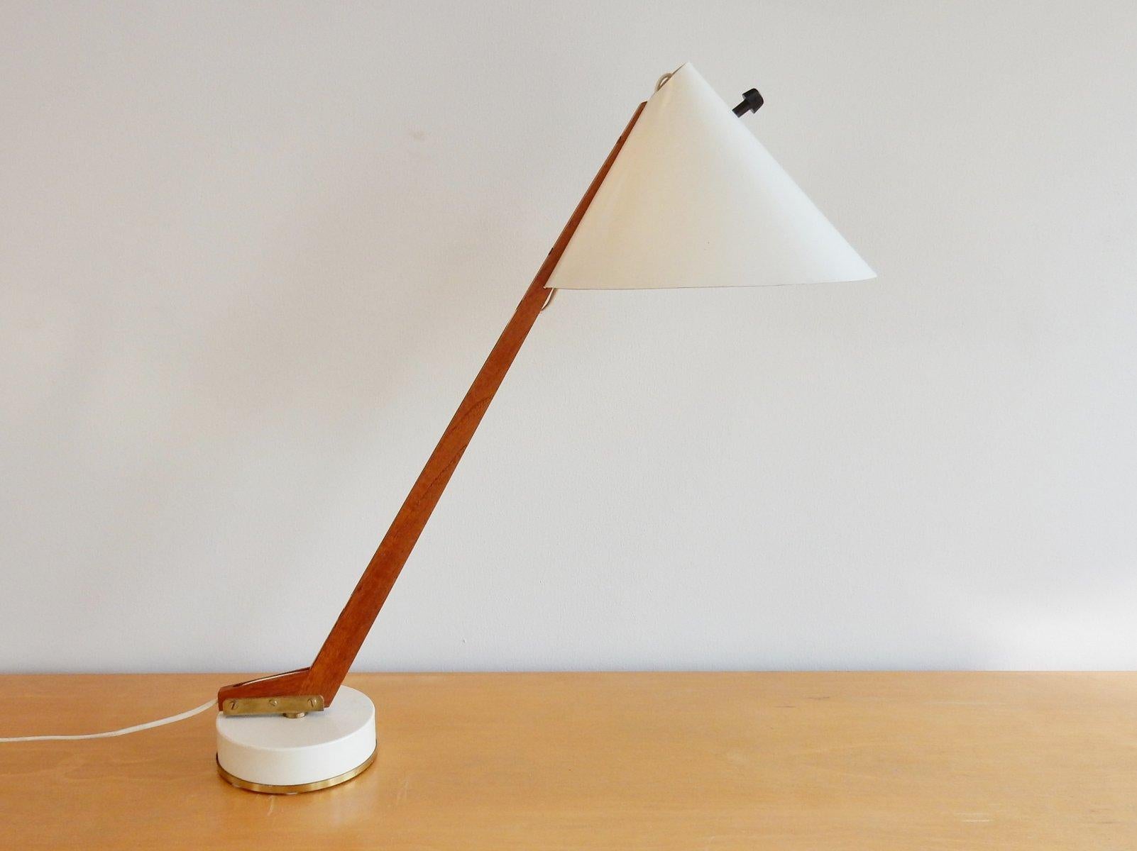 Diese Schreibtischlampe ist ein sehr schöner Artikel. Die Kombination von Materialien, Farben und Design ist faszinierend. Ein Entwurf von Hans-Agne Jakobsson aus den 1950er Jahren.
Die Leuchte ist schwenkbar und lässt sich so leicht in die