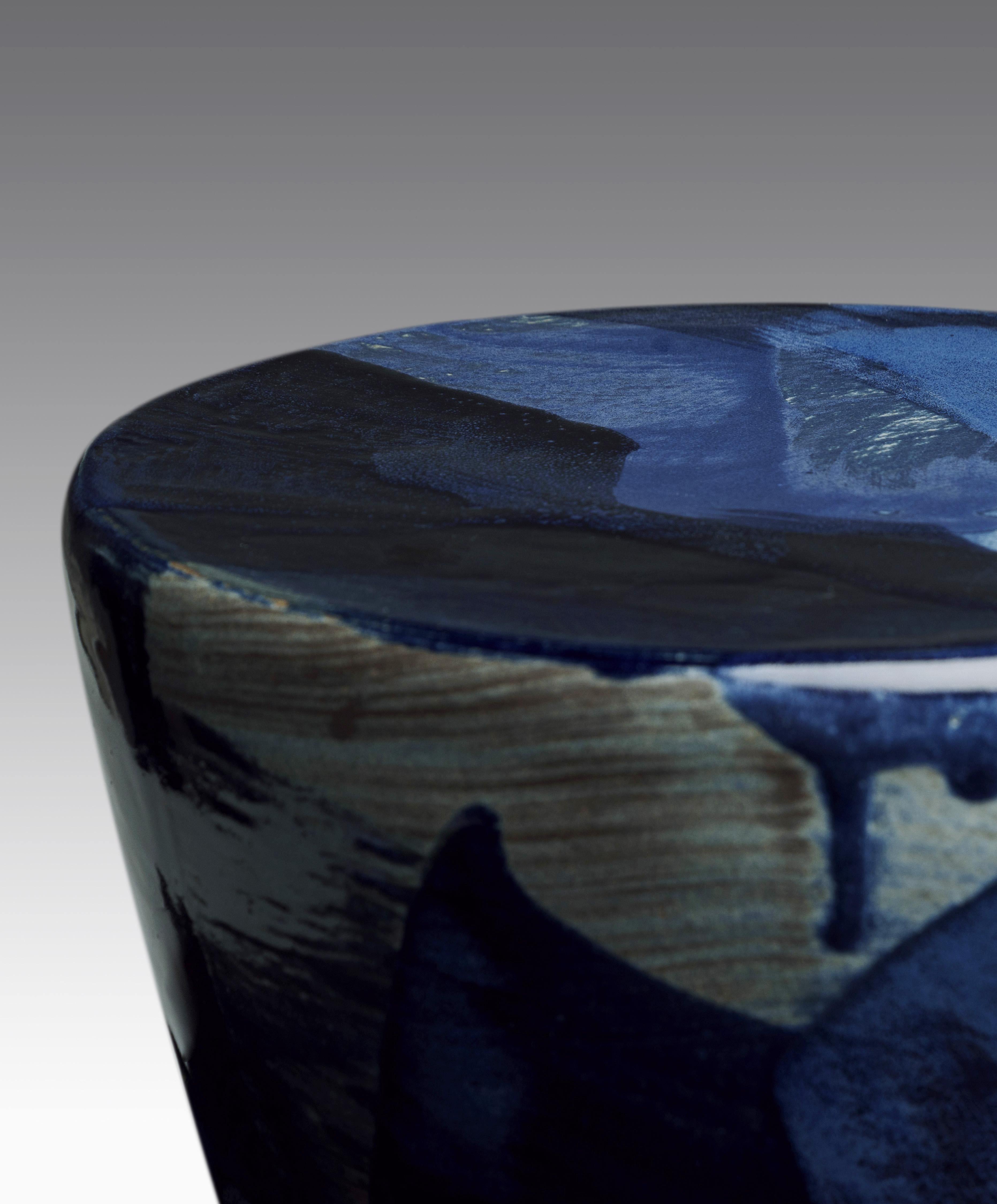 
Tabouret ou table basse, la forme et la fonction ne font qu'un.
Objet fonctionnel et décoratif en grès, fabriqué par pincement et enroulement. La surface céramique est appliquée au pinceau ou par coulée. 

TOUS LES TABOURETS SONT FABRIQUÉS À LA