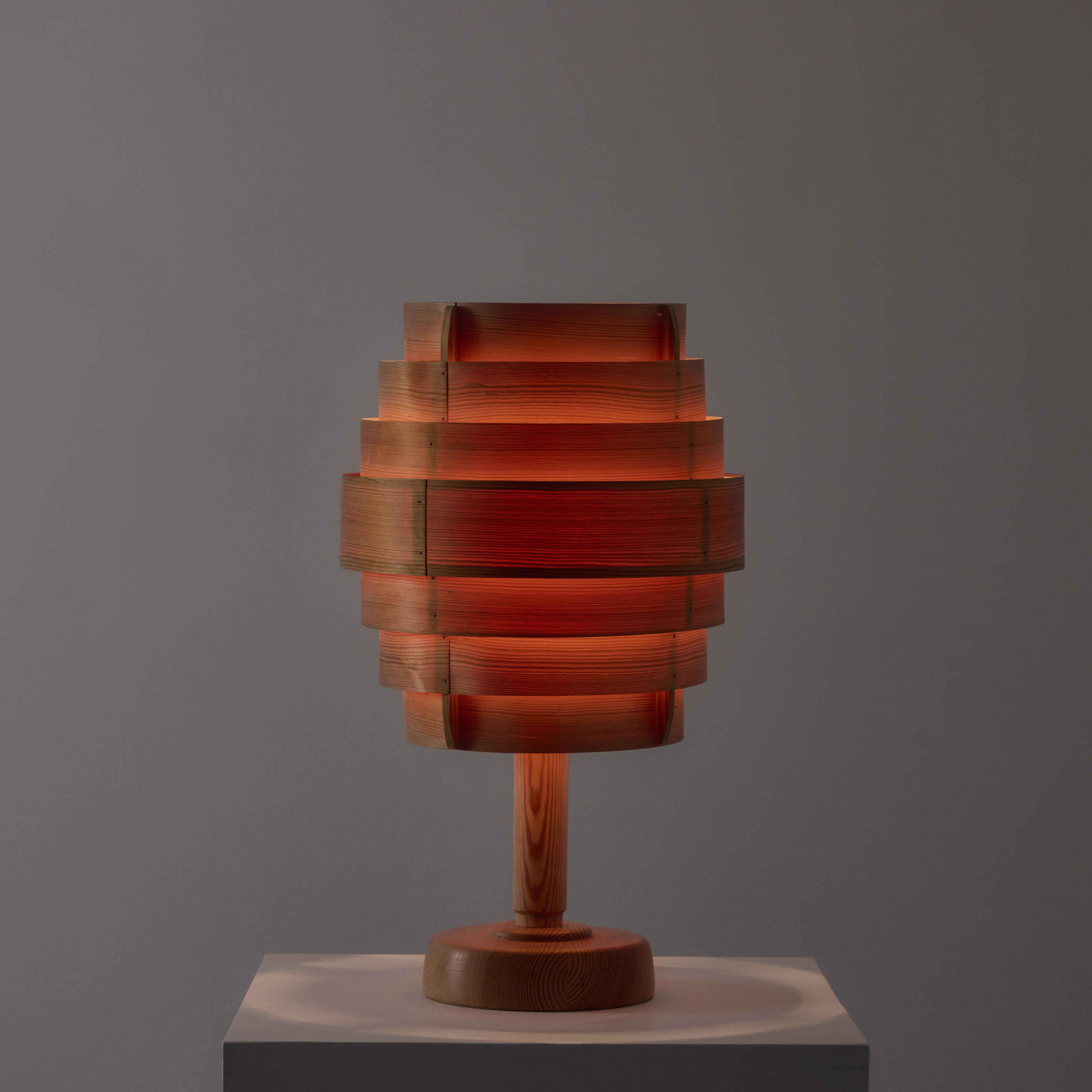 Lampe de table modèle B127.1 par Hans Agne Jakobsson pour AB Agnes Conçue et fabriquée en Suède dans les années 1960. Abat-jour ovale en bois plaqué et base en bois. Un diffuseur en lucite de lait sur le dessus pour adoucir la lumière du jour. Cette