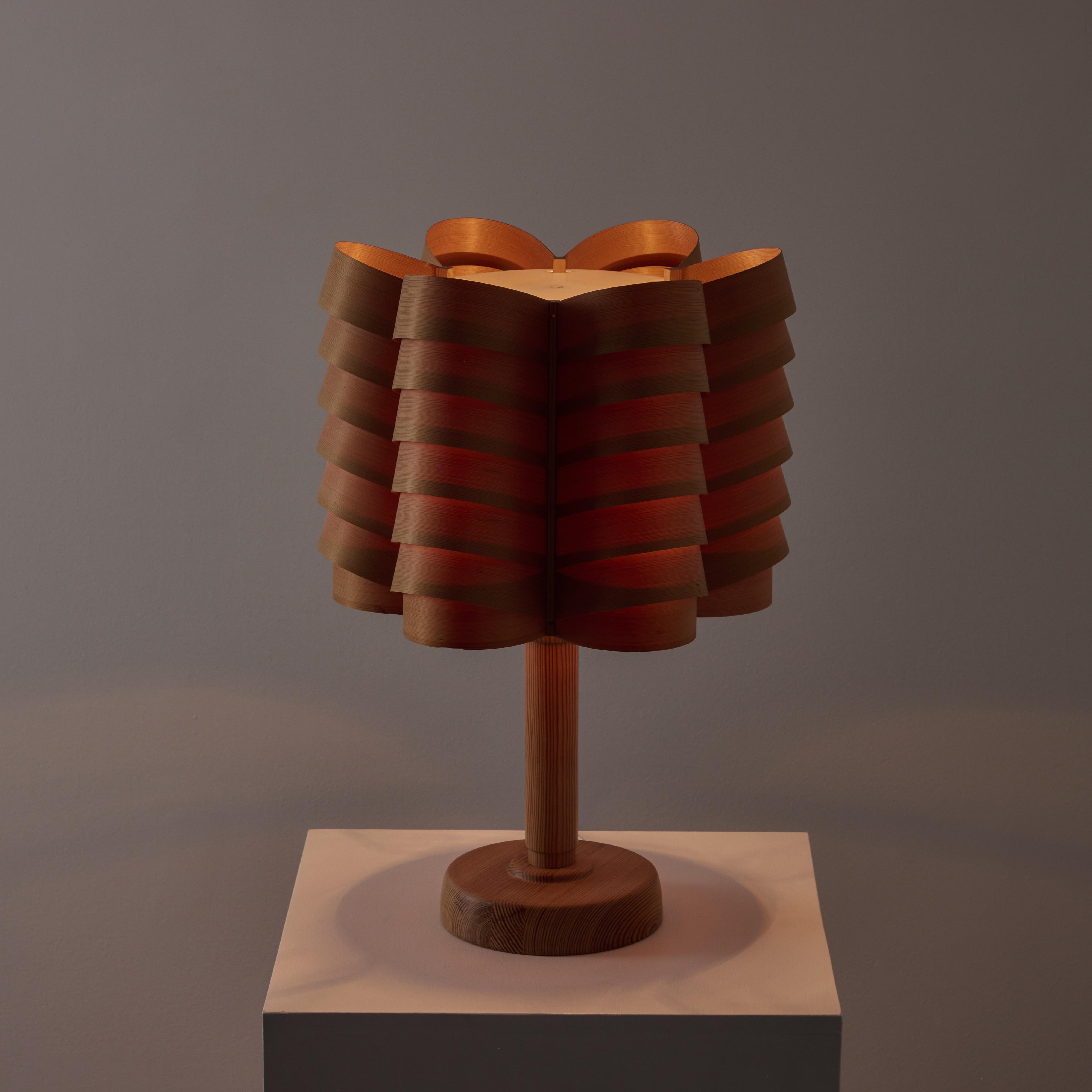 Lampe de table modèle B127.1 par Hans Agne Jakobsson pour AB Agnes Conçue et fabriquée en Suède dans les années 1960. Panneau d'ombrage en placage de bois stratifié avec une base en bois. Un diffuseur en lucite de lait sur le dessus pour adoucir la