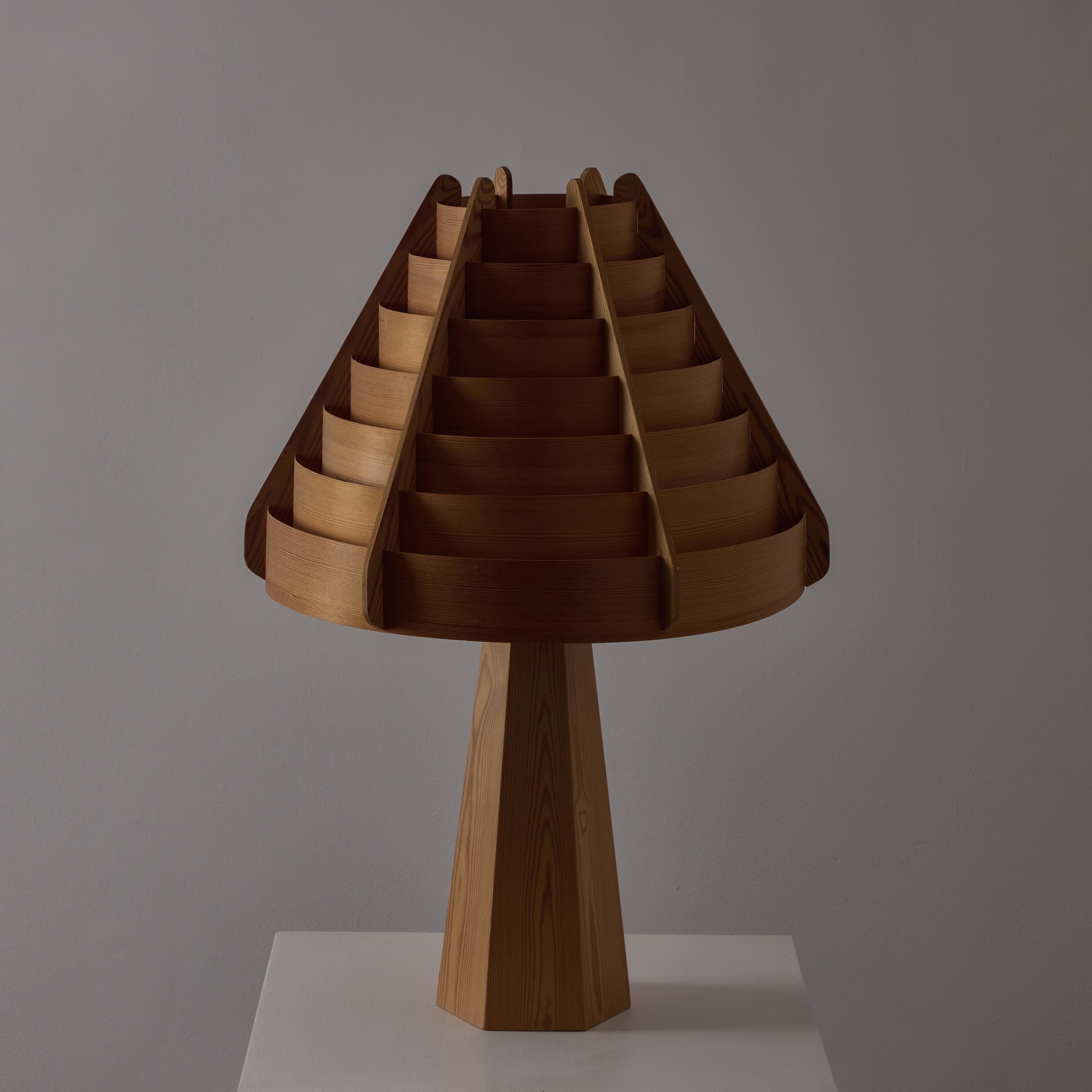 Lampada da tavolo Model B127.1 di Hans-Agne Jakobsson per AB Elysett Disegnata e prodotta in Svezia, negli anni '60. Paralume affusolato in impiallacciatura di legno con base in Wood. Un diffusore in lucite di latte sulla parte superiore per