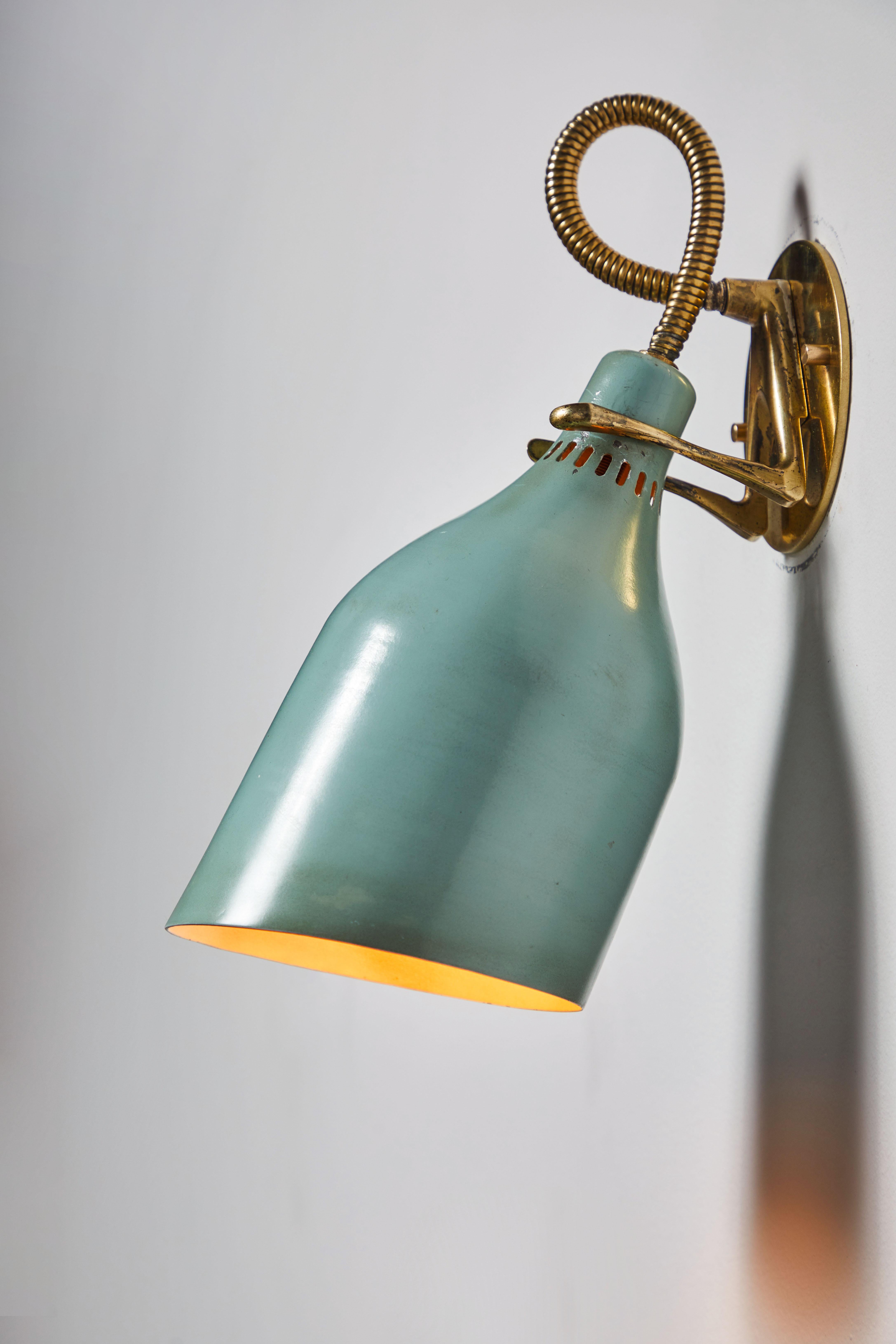 Model B2 Faretto single sconce by Giuseppe Ostuni for Oluce. Designed and manufactured in Italy, circa 1950s. Painted metal, brass. Custom brass back plate. Rewired for U.S. standards. Sconce can adjust to various positions via the gooseneck stem.