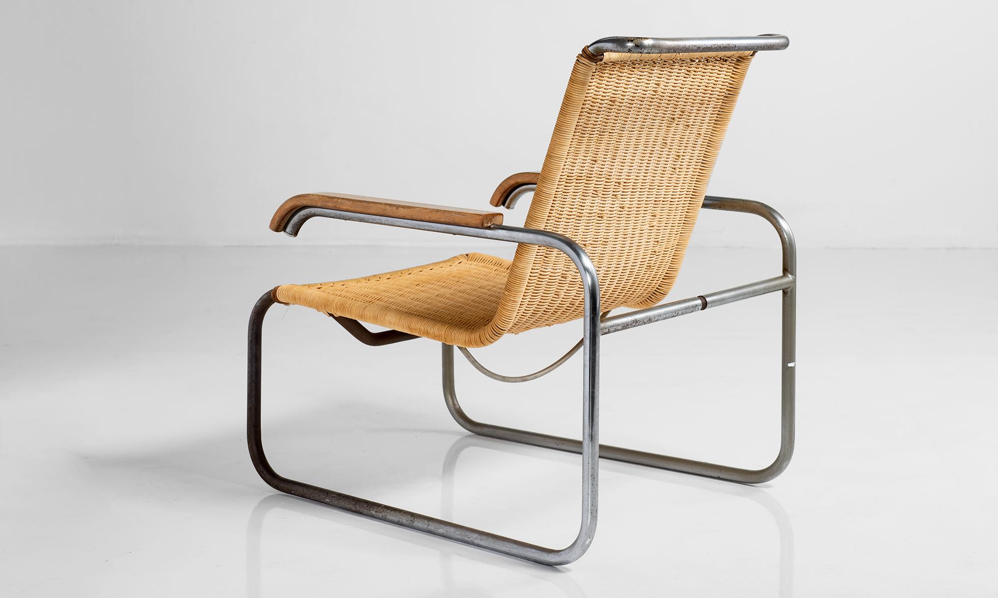 Modell B35 Sessel von Marcel Breuer

Deutschland um 1940

Metallrohrgestell mit originalen Armlehnen aus Eichenholz und neu nachgebildetem Sitz und Rückenlehne aus Korbgeflecht.

Maße: 26