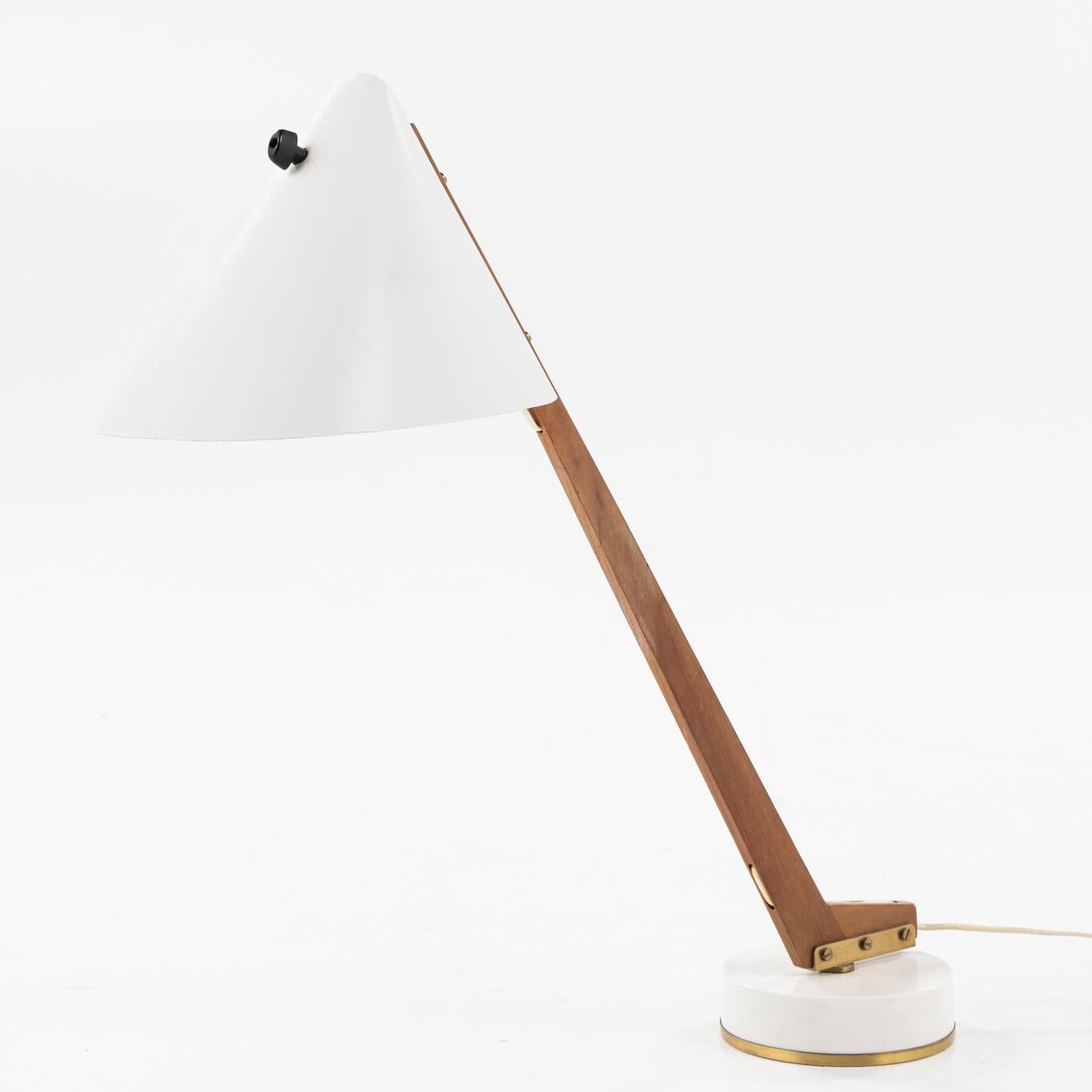 Modèle B54 - Lampe de table en métal blanc et bras en bois de teck. Hans-Agne Jakobsson/Markaryd.