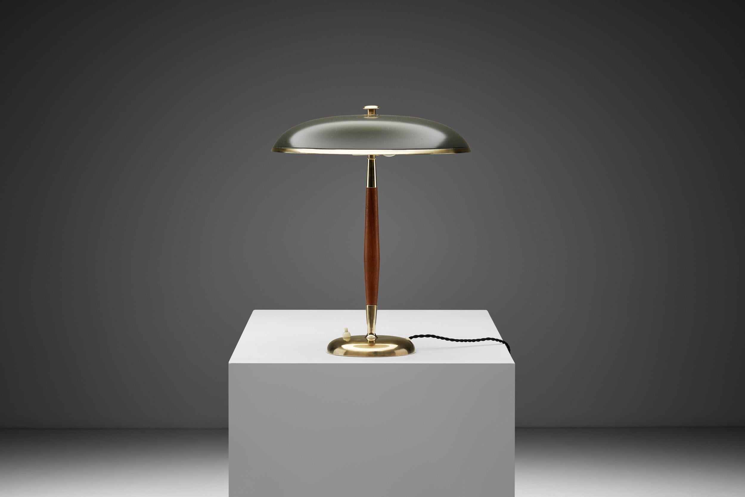 Milieu du XXe siècle Model No B8453