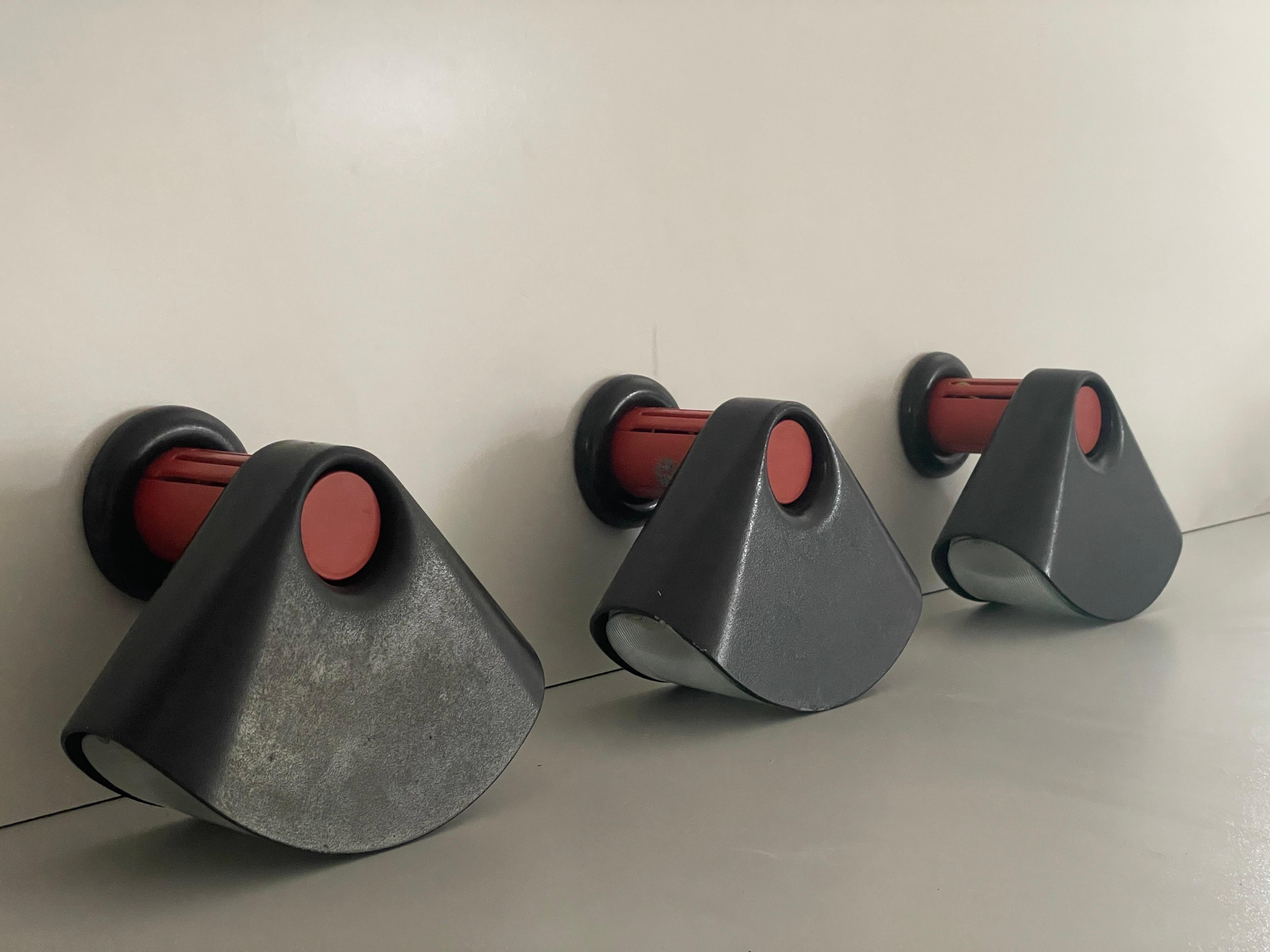 Model Bollo Ensemble de 3 appliques murales par Tobia Scarpa pour Flos, années 1970, Italie
Très haute qualité.
Entièrement fonctionnel.

Les lampes sont en très bon état.
Usure correspondant à l'âge et à l'usage.

Cette lampe fonctionne avec des