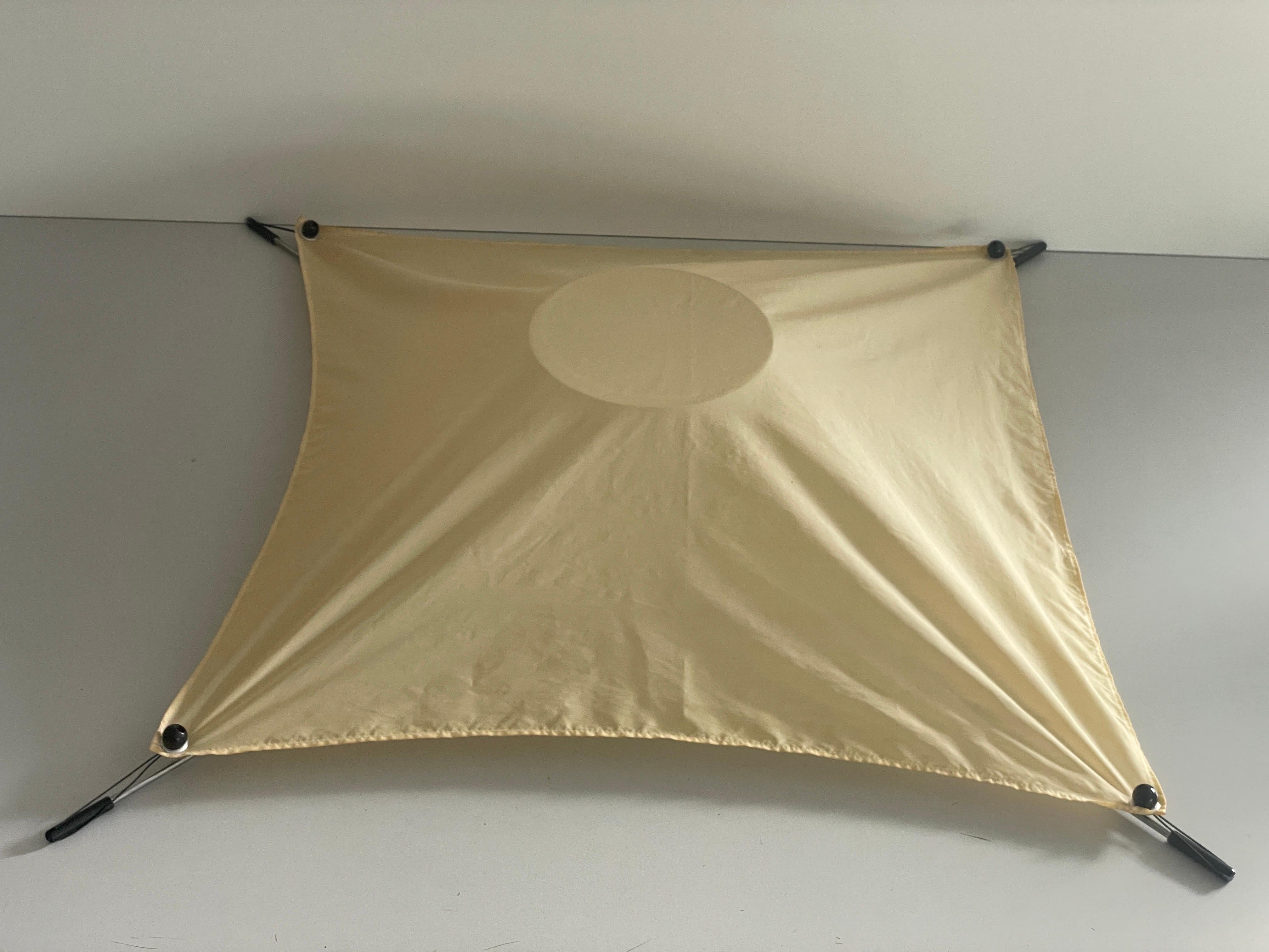 Lampada da soffitto a incasso Model 'Cabrio' per Lamperti, anni '60, Italia

Il paralume è in ottime condizioni vintage.

Questa lampada funziona con lampadine E27. 
Cablato e adatto all'uso con 220V e 110V per tutti i paesi.

Misure:
Altezza: 18