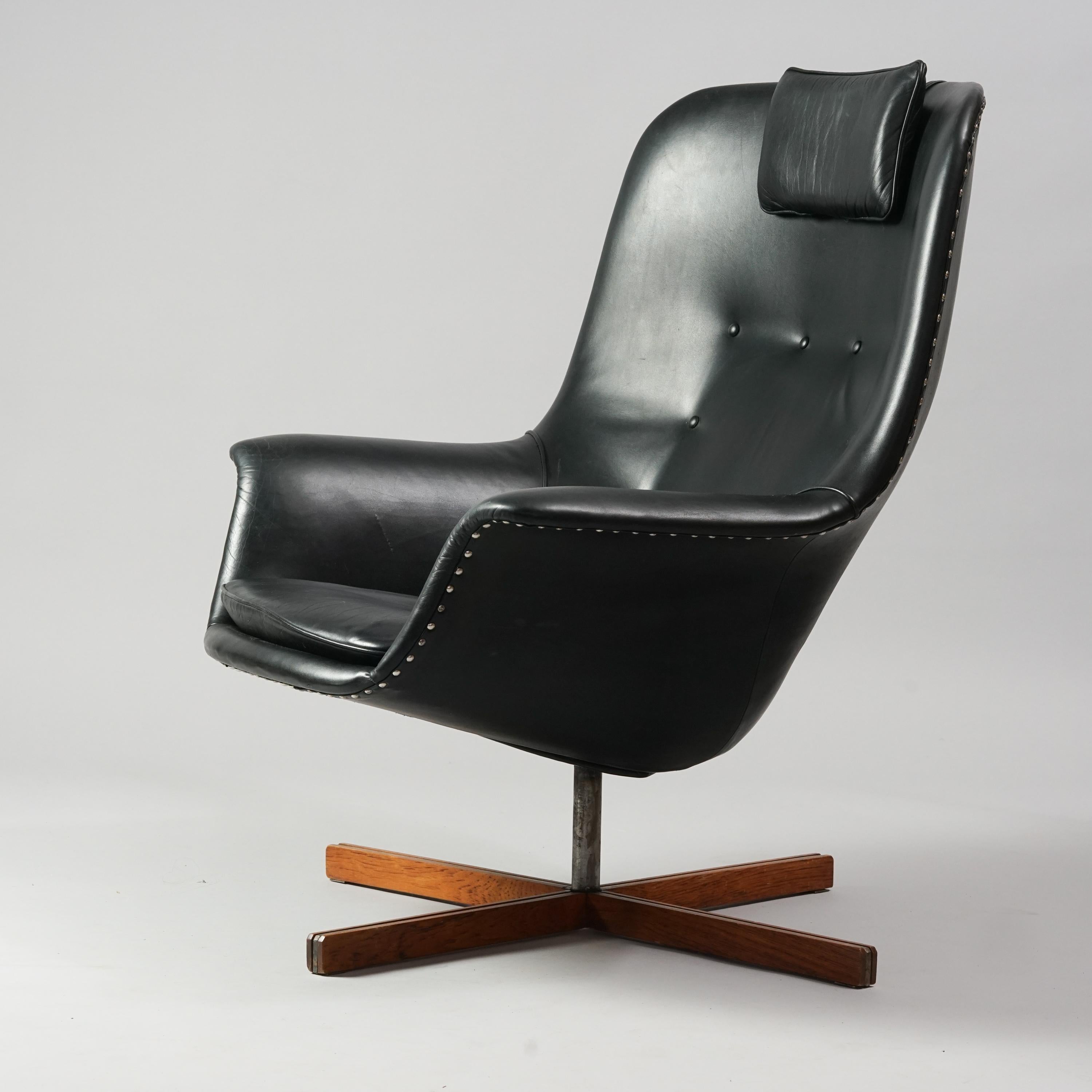 Model Caravelle Lounge Chair by Hiort Af Ornäs for Puunveisto Oy, 1960s In Good Condition In Helsinki, FI