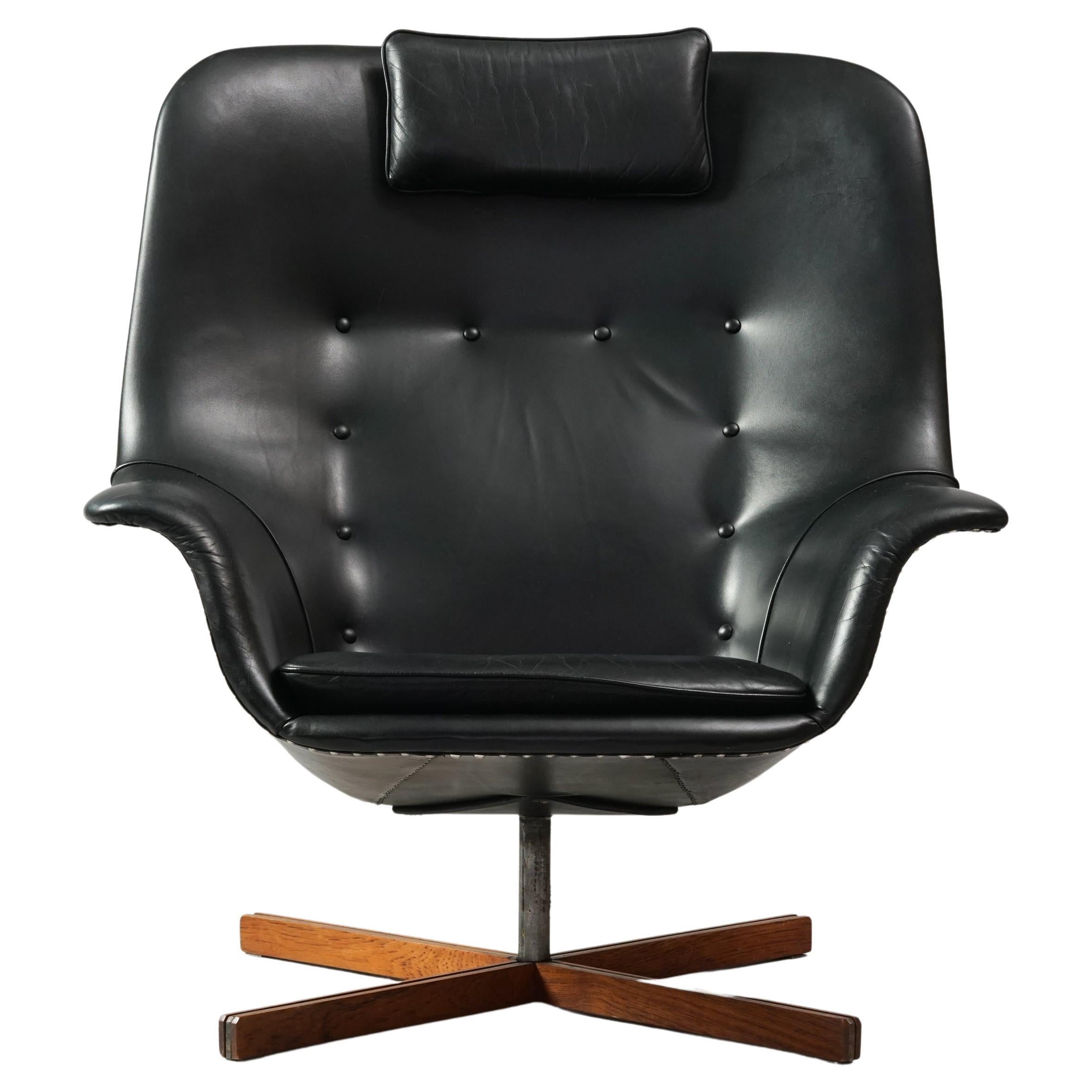 Model Mandariini lounge chair by Carl Gustaf Hiort af Ornäs for Puunveisto Oy from the 1960s. Leather seating, teak leg. Good vintage condition, minor wear consistent with age and use. Iconic Hiort af Ornäs piece of furniture.