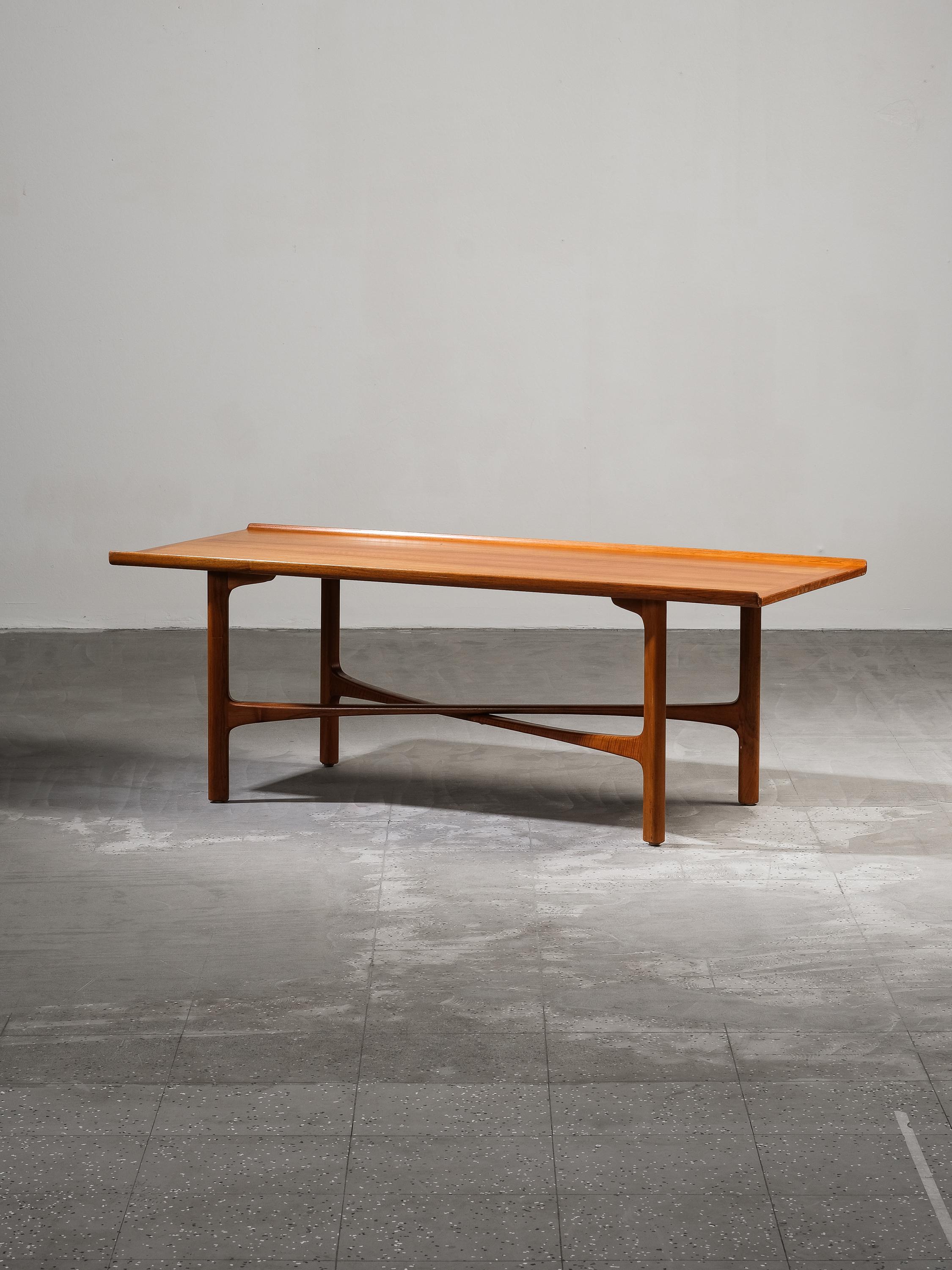 Couchtisch Modell „Carmel“ aus Nussbaumholz von Folke Ohlsson für Bodafors, Schweden, 1960er Jahre

Das Tischgestell aus Nussbaumholz besteht aus schön geformten Beinen, die durch eine Querstrebe verbunden sind. Die aufwändige Struktur trägt die