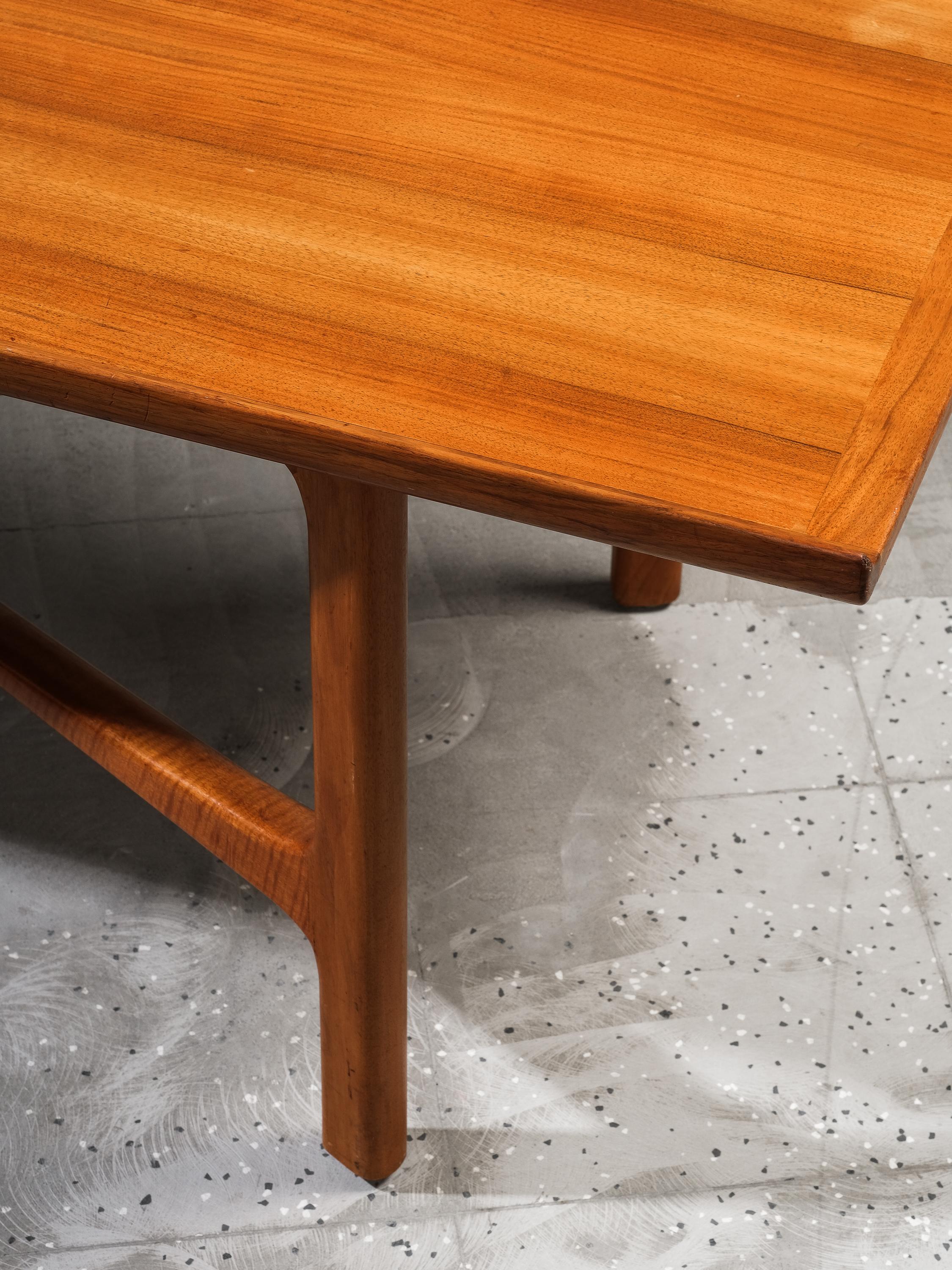 Couchtisch Modell „Carmel“ aus Nussbaumholz von Folke Ohlsson für Bodafors, Schweden, 1960er Jahre im Zustand „Gut“ im Angebot in Karis, Nyland