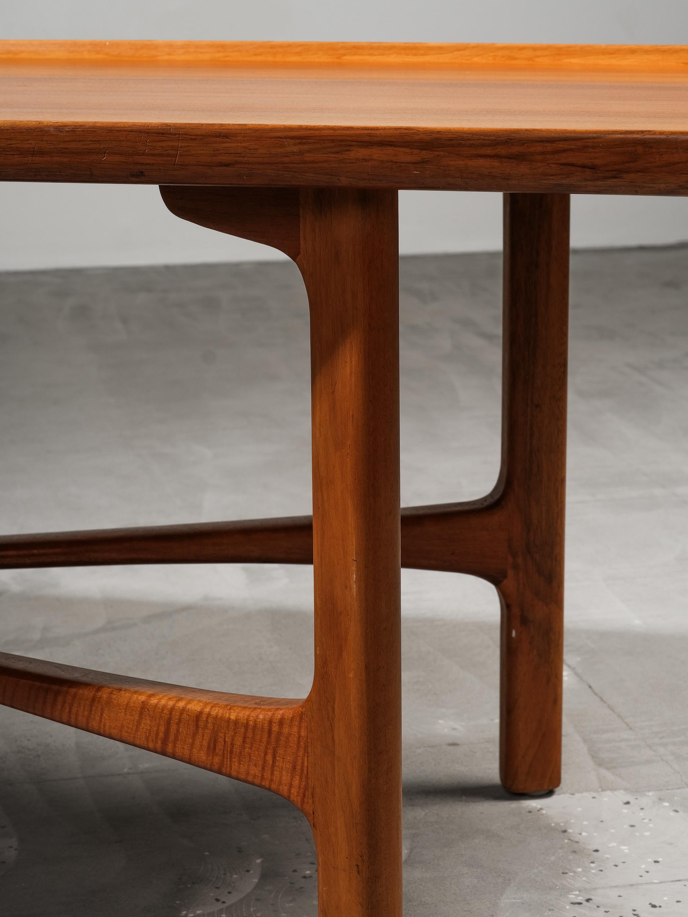 Couchtisch Modell „Carmel“ aus Nussbaumholz von Folke Ohlsson für Bodafors, Schweden, 1960er Jahre (Mitte des 20. Jahrhunderts) im Angebot