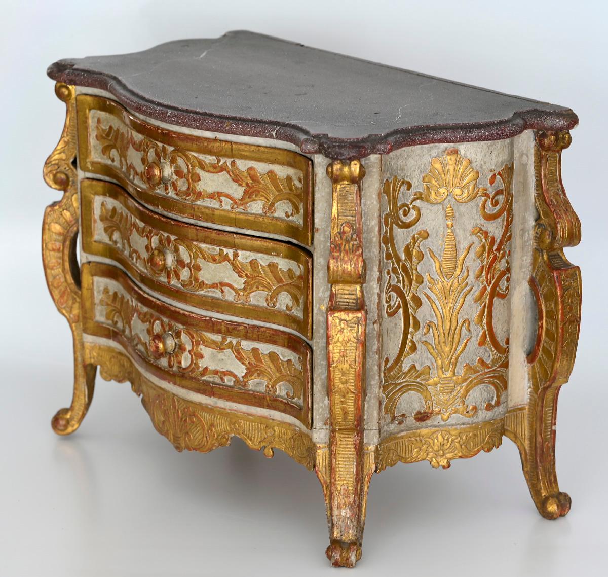 Special and rare model commode Munich circa 1740, based on a design by Francoise de Cucillies,
Executed by the Munich court workshop Jacob Gerstens
original frame, gilding and condition
The sides and the front are curved and cambered. Very