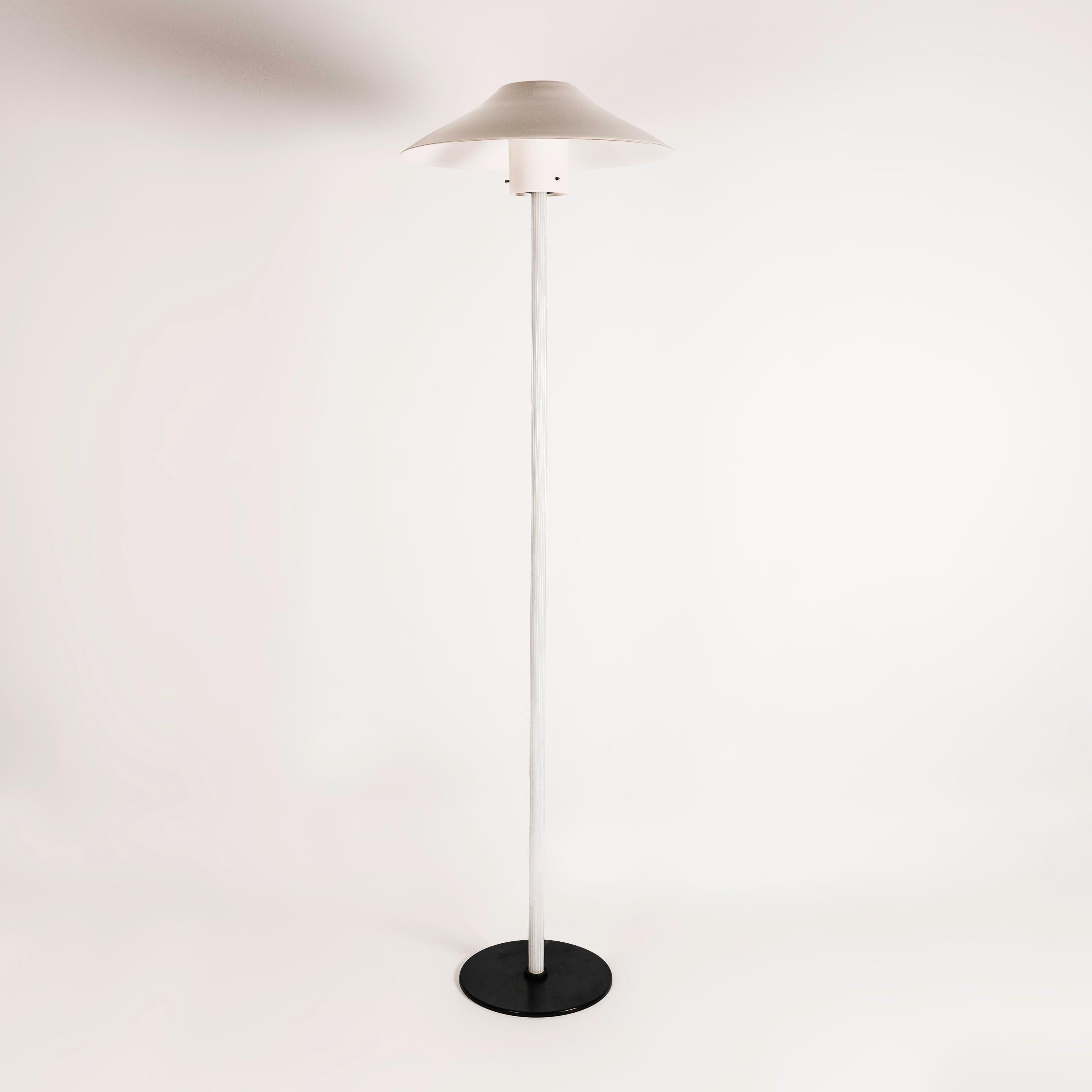 Illuminez votre espace avec l'élégance éthérée du lampadaire Model Chiara de Cini Boeri pour Venini, un chef-d'œuvre rayonnant signé 