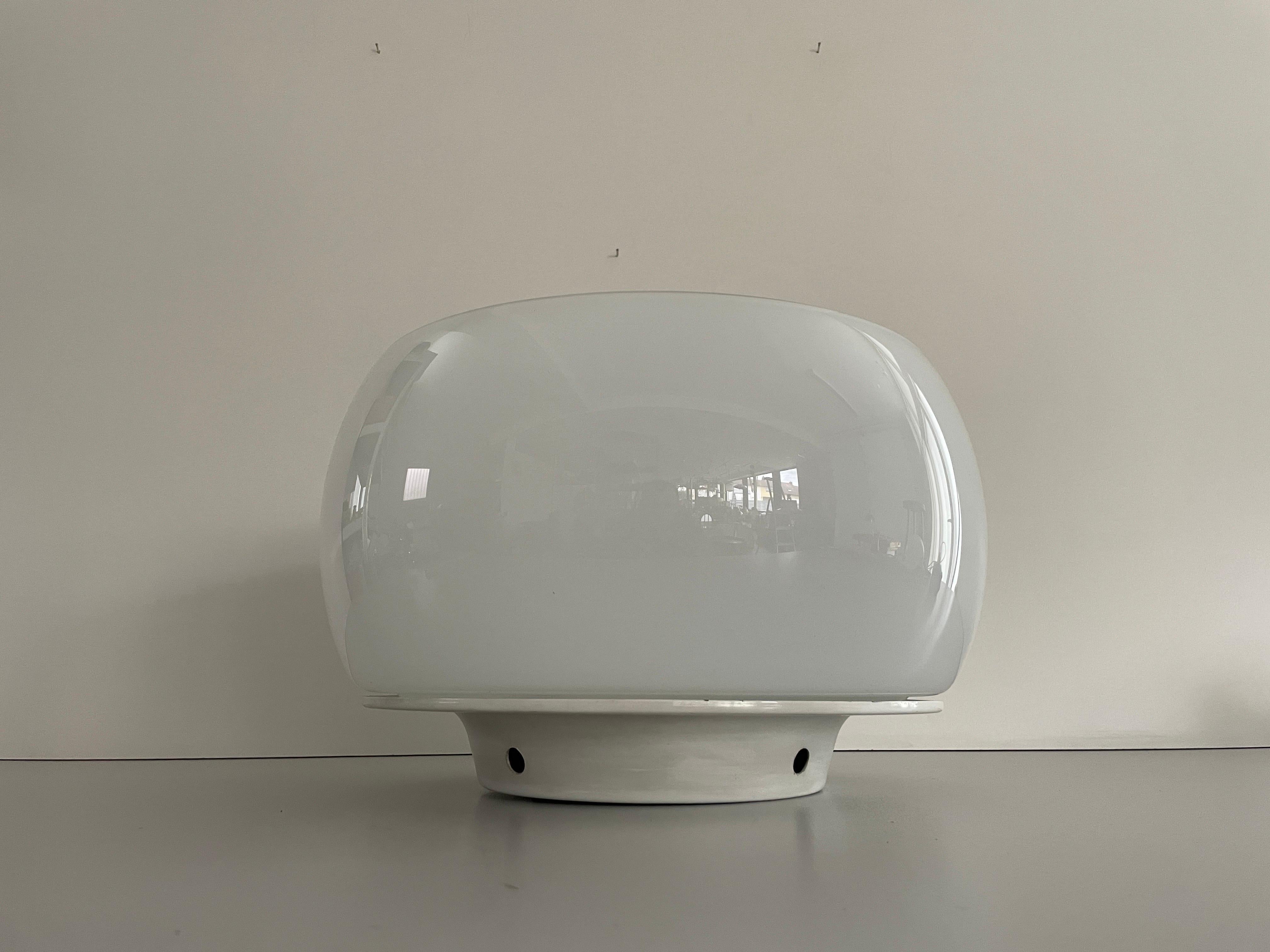 Lampada da incasso Model 'Clinio' di Vico Magistretti per Artemide, anni '60, Italia

Il paralume è in ottime condizioni vintage.

Questa lampada funziona con lampadine E27. 
Cablato e adatto all'uso con 220V e 110V per tutti i
