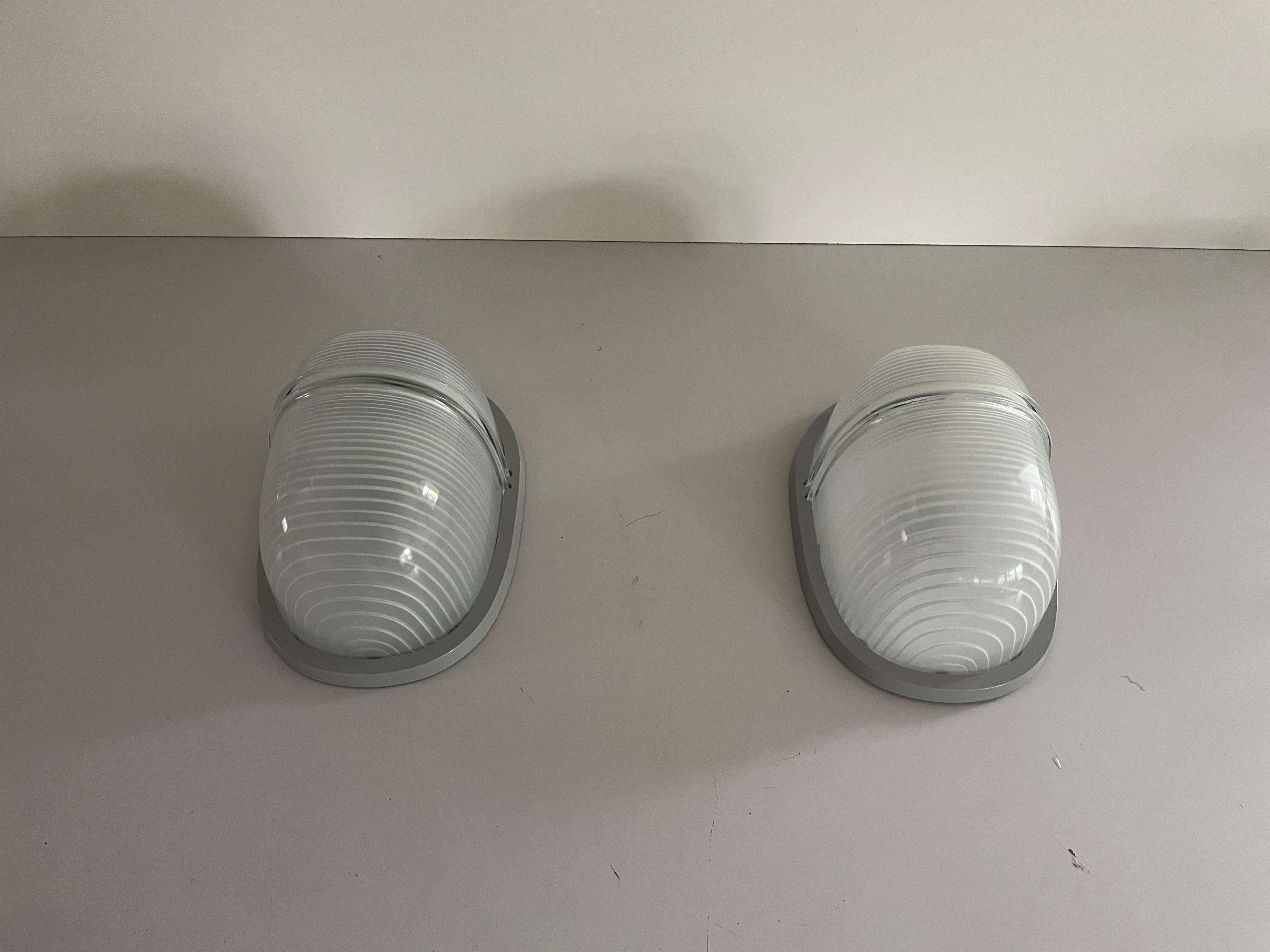 Model Clipeo Raro par de apliques de Eric Gottein para Artemide, años 70, Italia
De muy alta calidad.
Totalmente funcional.

Las lámparas están en muy buen estado vintage.
Desgaste propio de la edad y el uso

Esta lámpara funciona con 2 bombillas