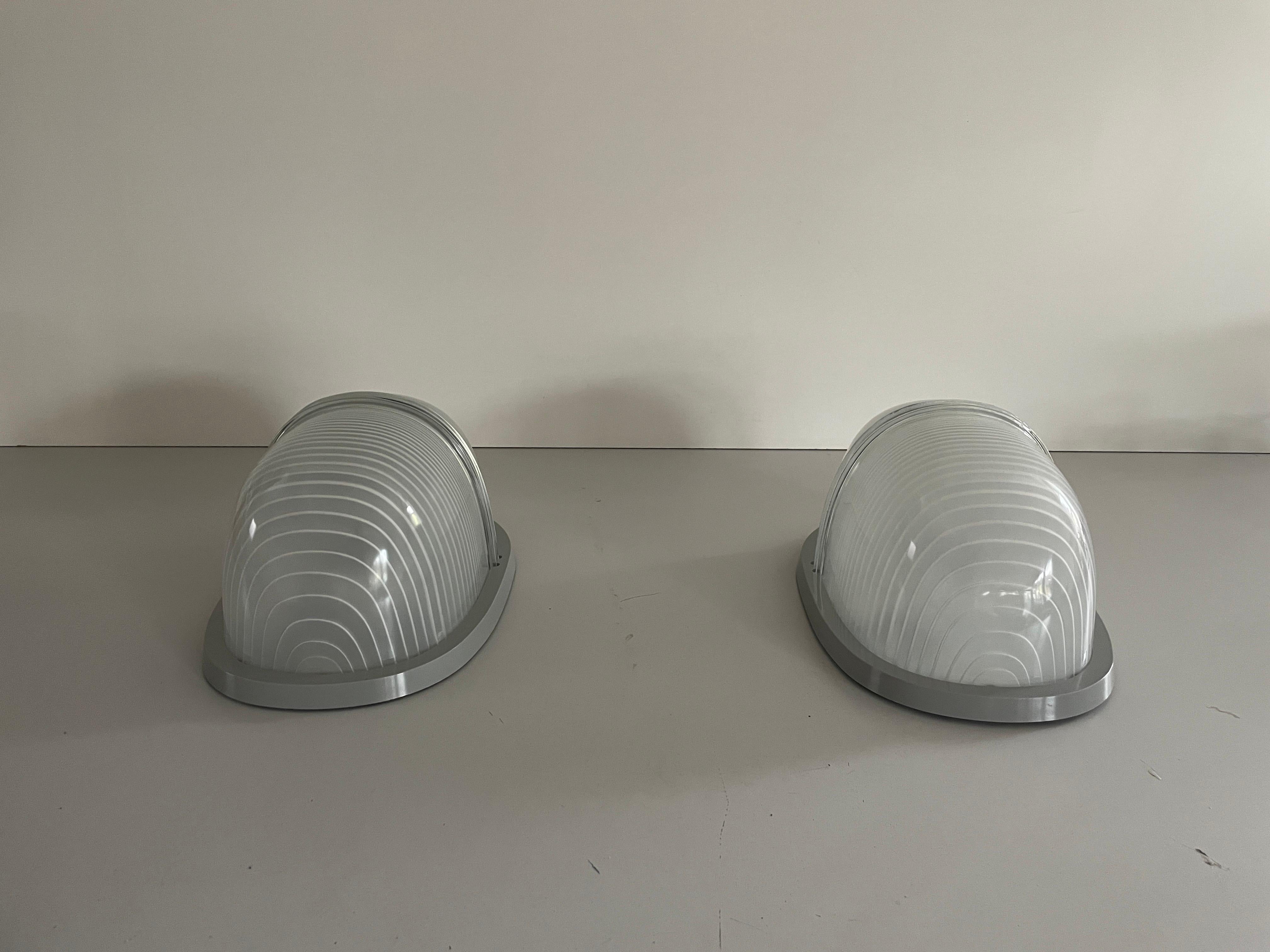 Model Clipeo Raro par de apliques de Eric Gottein para Artemide, años 70, Italia Italiano en venta