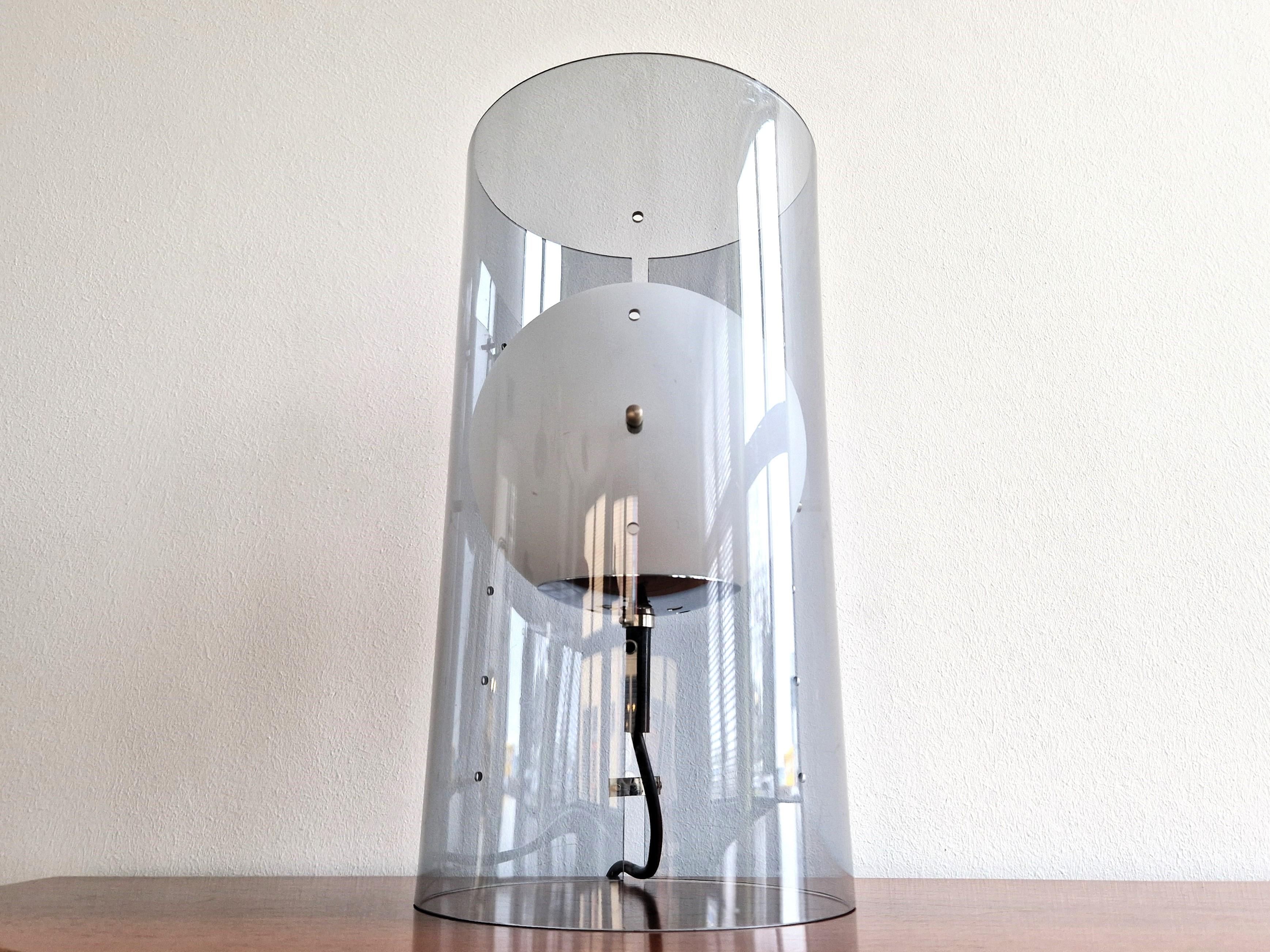 Mid-Century Modern Lampe de table cylindrique avec globe pour Raak Amsterdam, The Netherlan, modèle D-2045 en vente