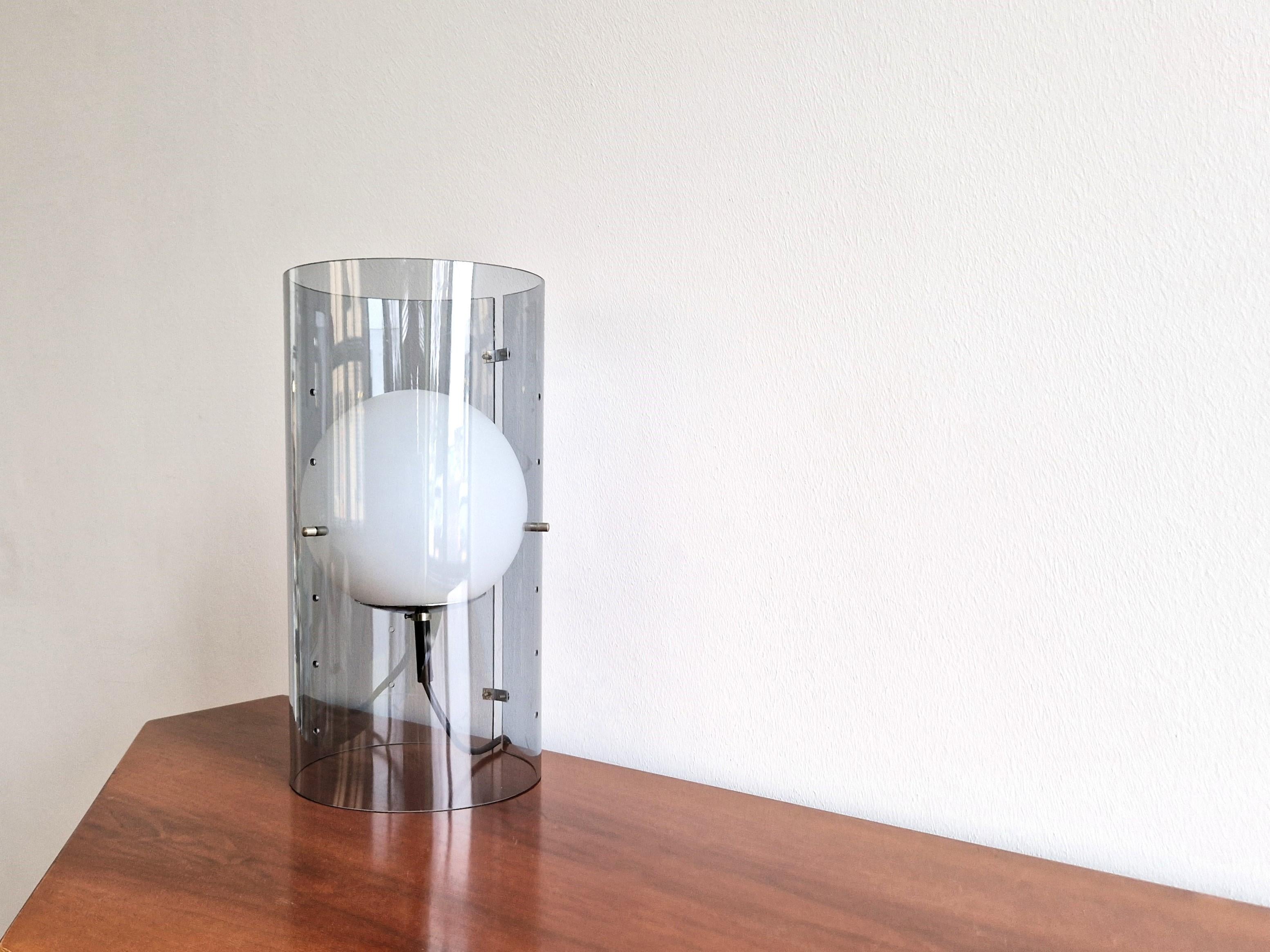 Néerlandais Lampe de table cylindrique avec globe pour Raak Amsterdam, The Netherlan, modèle D-2045 en vente