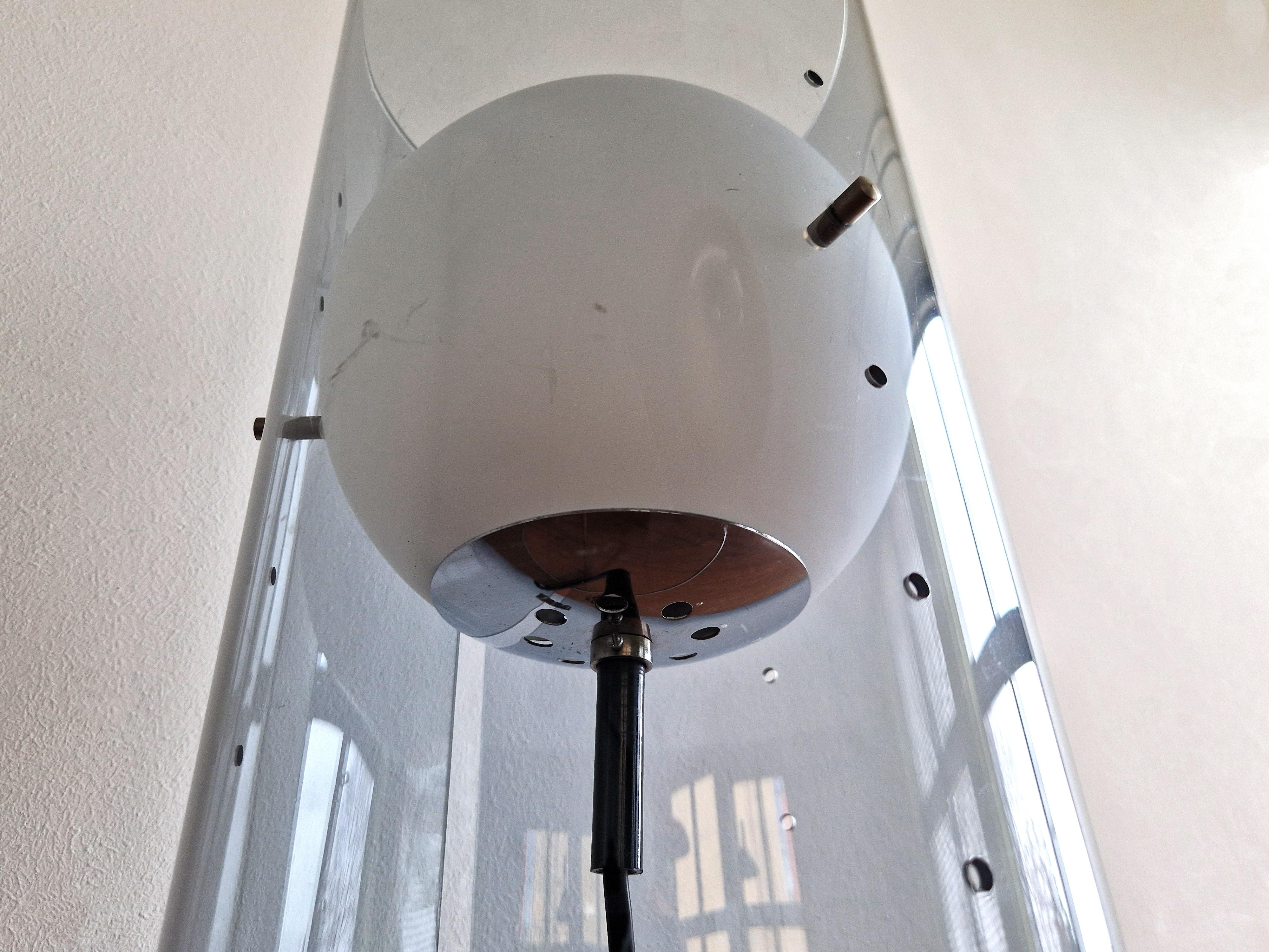 Milieu du XXe siècle Lampe de table cylindrique avec globe pour Raak Amsterdam, The Netherlan, modèle D-2045 en vente
