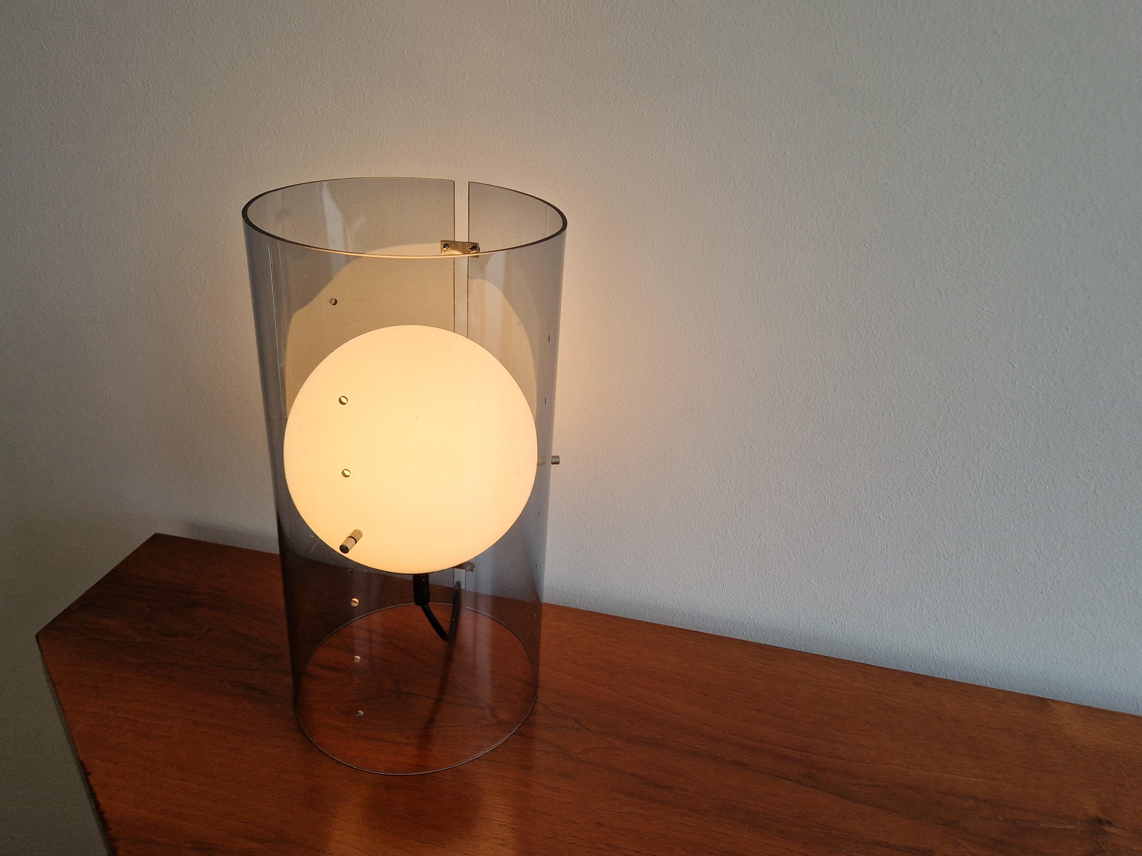 Lampe de table cylindrique avec globe pour Raak Amsterdam, The Netherlan, modèle D-2045 en vente 1