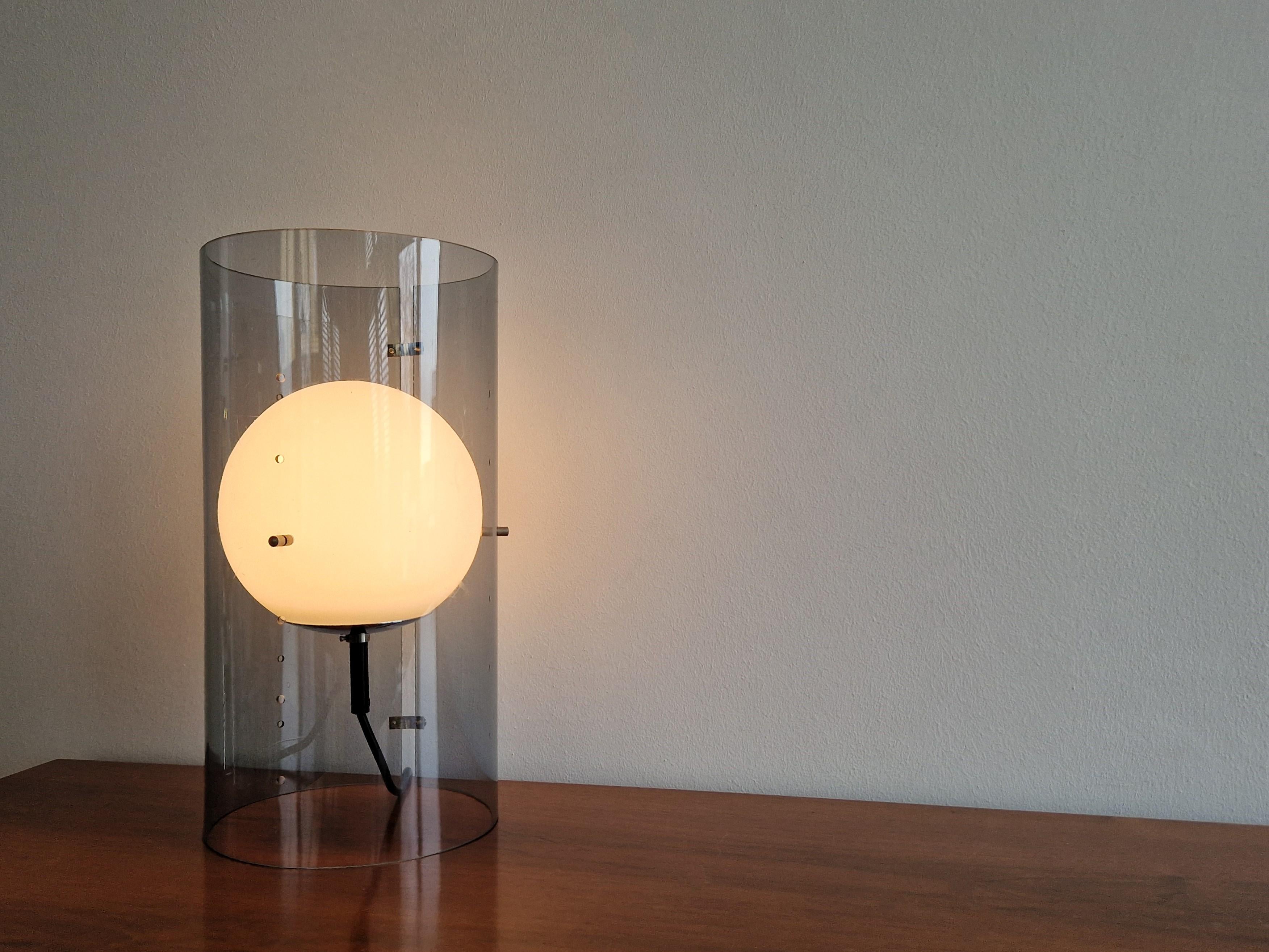 Lampe de table cylindrique avec globe pour Raak Amsterdam, The Netherlan, modèle D-2045 en vente 2