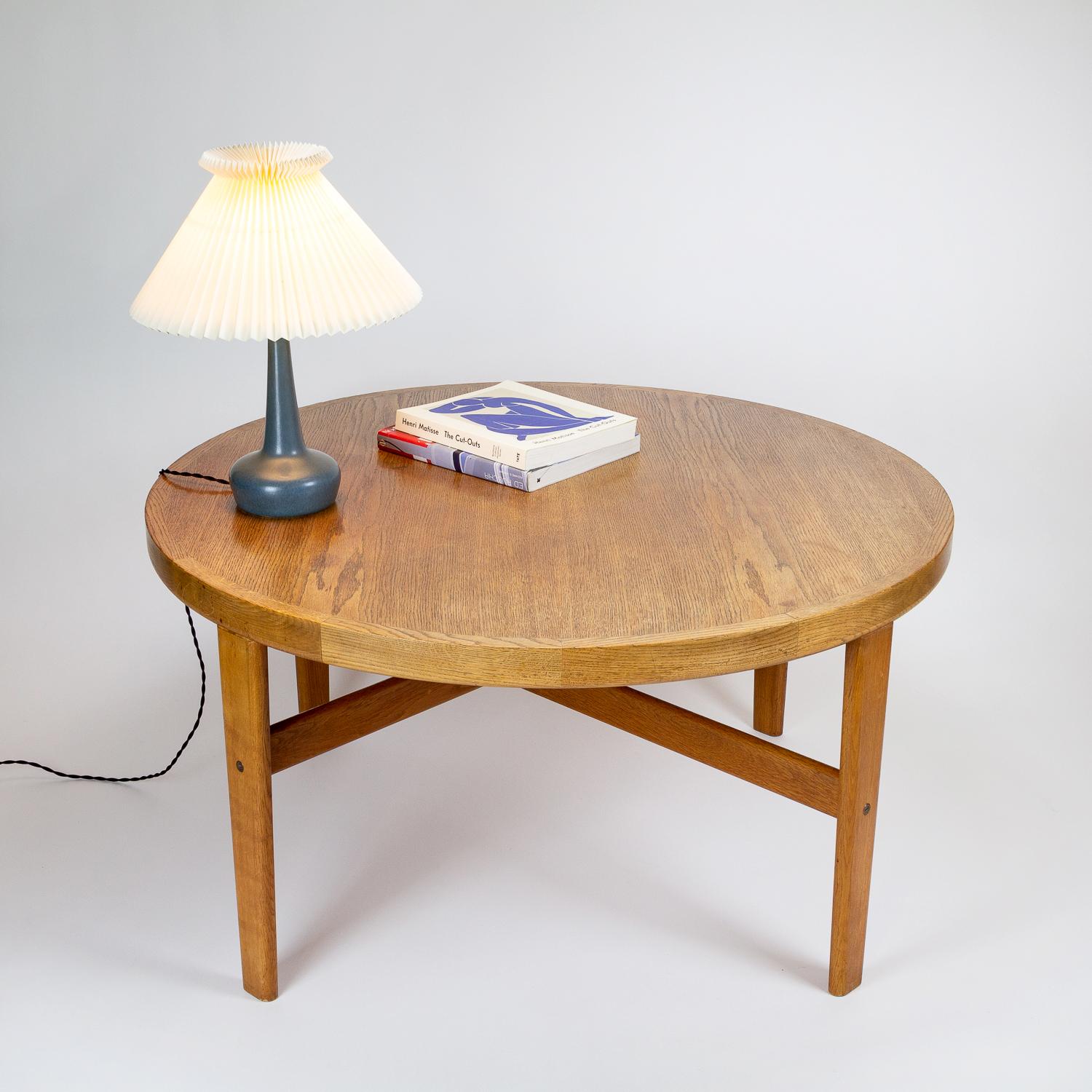 A large midcentury oak coffee table designed by Jørgen Bækmark for FDB Møbler, Denmark, 1963. Model D105. Legs can be removed for easy shipping.