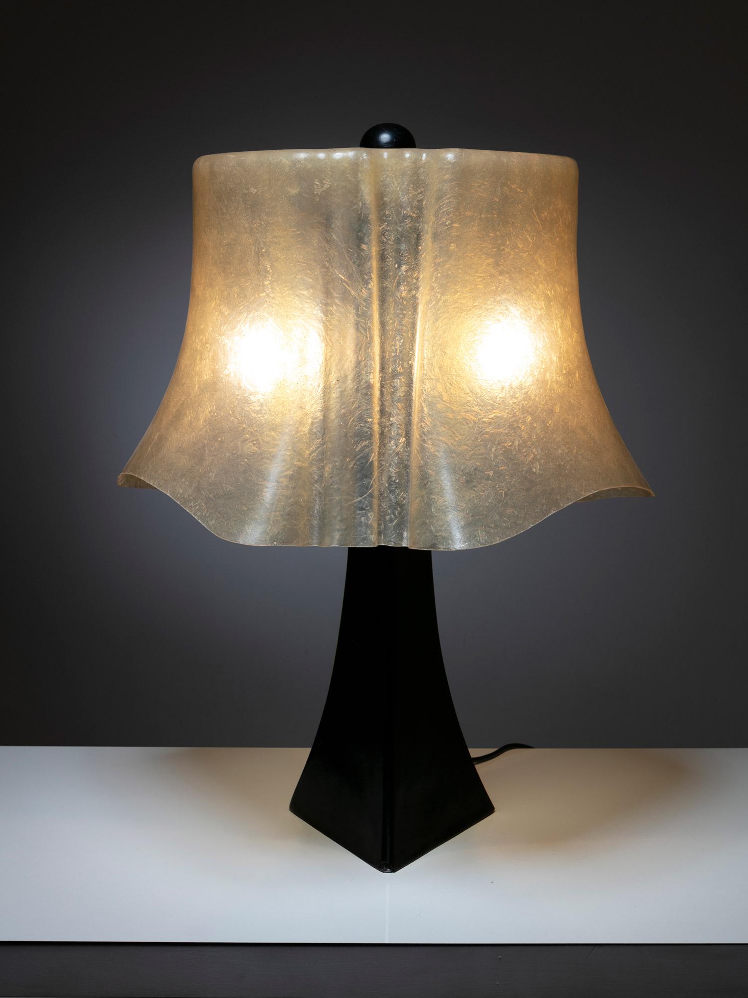 Rare lampe de table modèle d876 par Sergio Asti pour Candle. 
Base laquée noire et abat-jour en fyberglass avec bouton en plastique noir sur le dessus. 
La forme et la couleur de l'abat-jour contribuent de manière incisive à l'atmosphère élégante et
