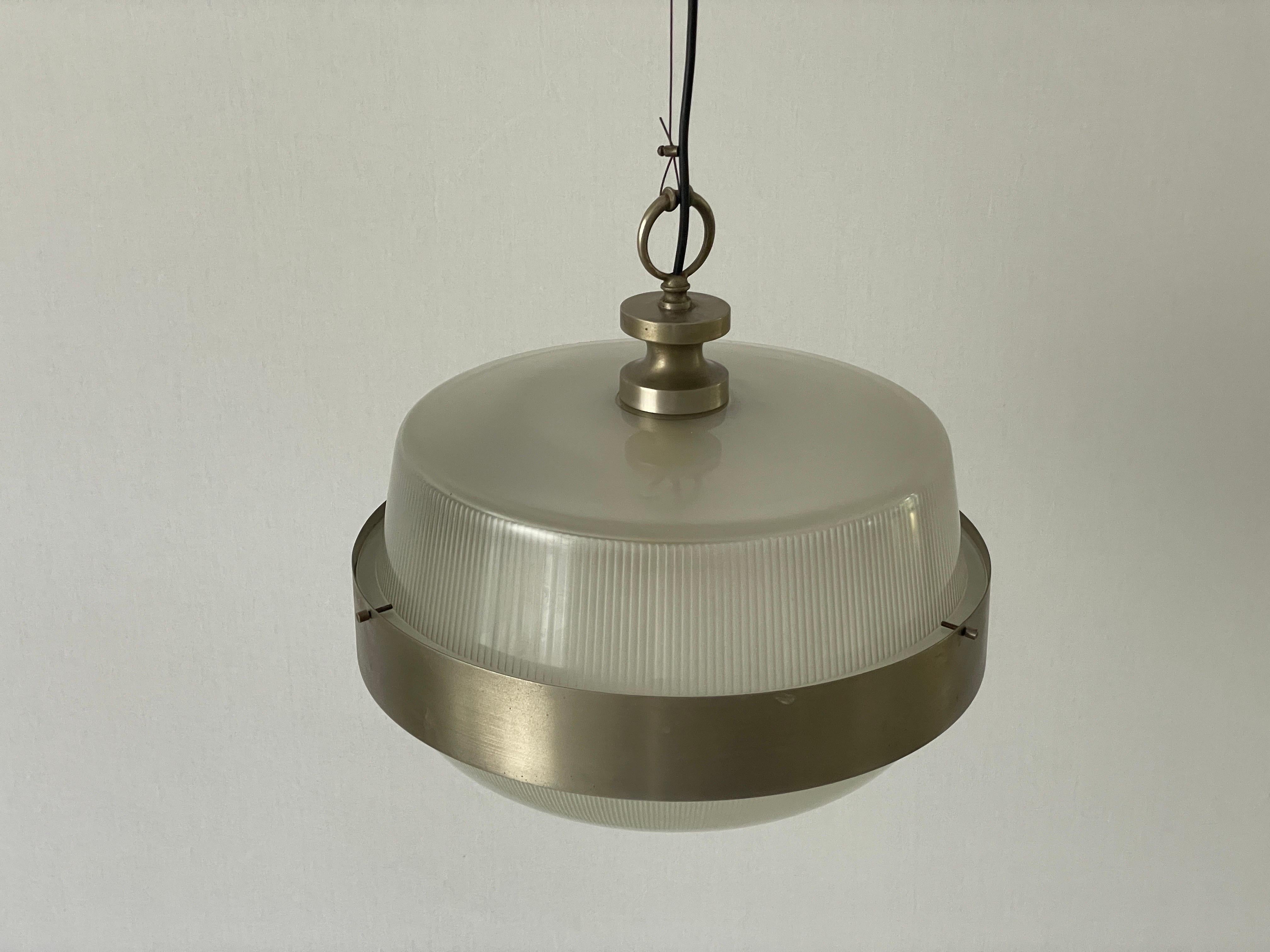 Grand plafonnier Delta de Sergio Mazza pour Artemide, années 1960, Italie

L'abat-jour est en très bon état vintage.
Canopée originale.
Aluminium peint, aluminium brut et verre sablé transparent.

Cette lampe fonctionne avec une ampoule E27. Max