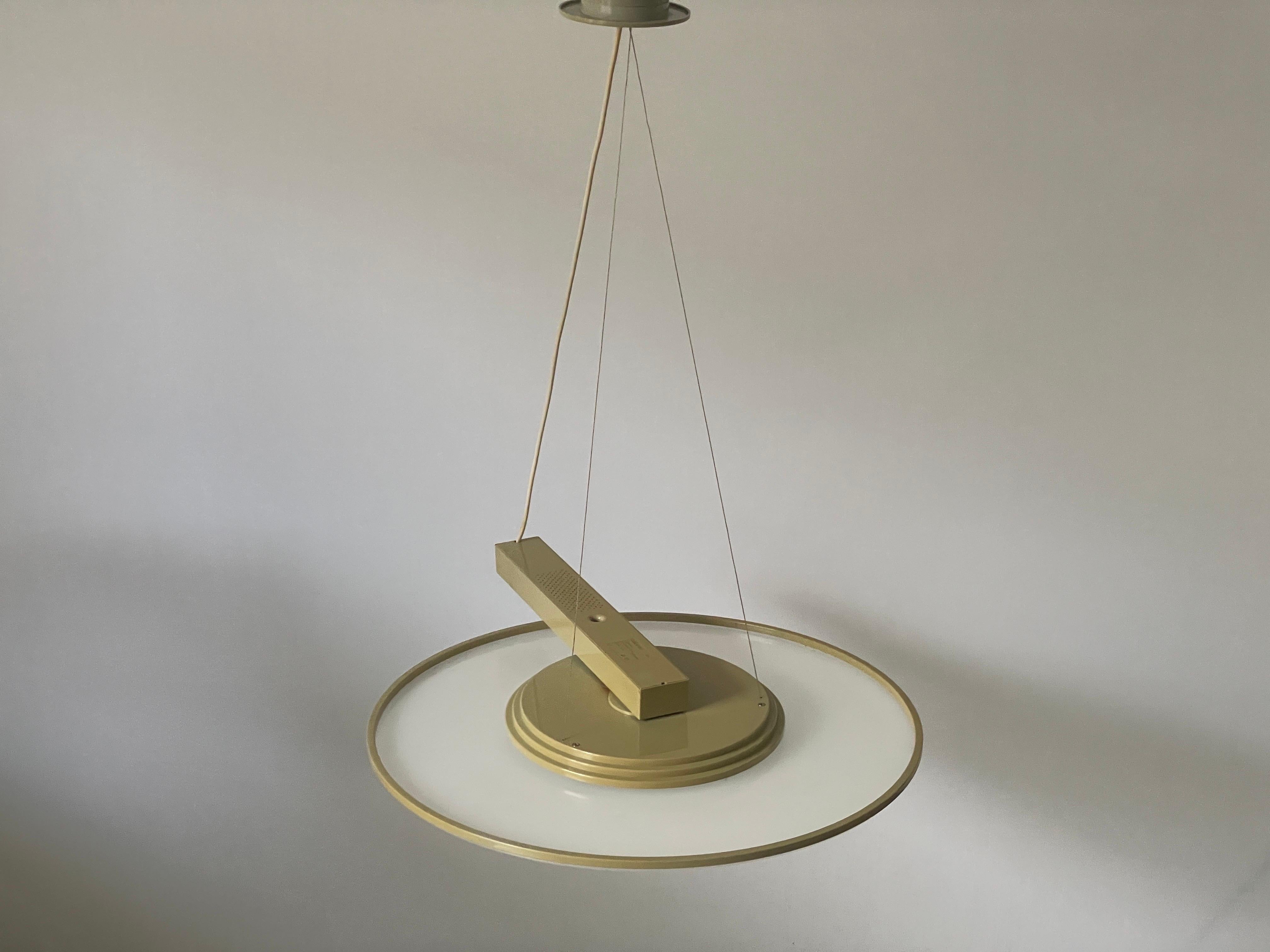 Lampada a sospensione 'Model Discos' di Giovanni Offredi per Sirrah, anni '80, Italia

Il paralume è in buone condizioni e molto pulito. 
Questa lampada funziona con le lampade fluorescenti
Cablato e adatto all'uso con 220V e 110V per tutti i
