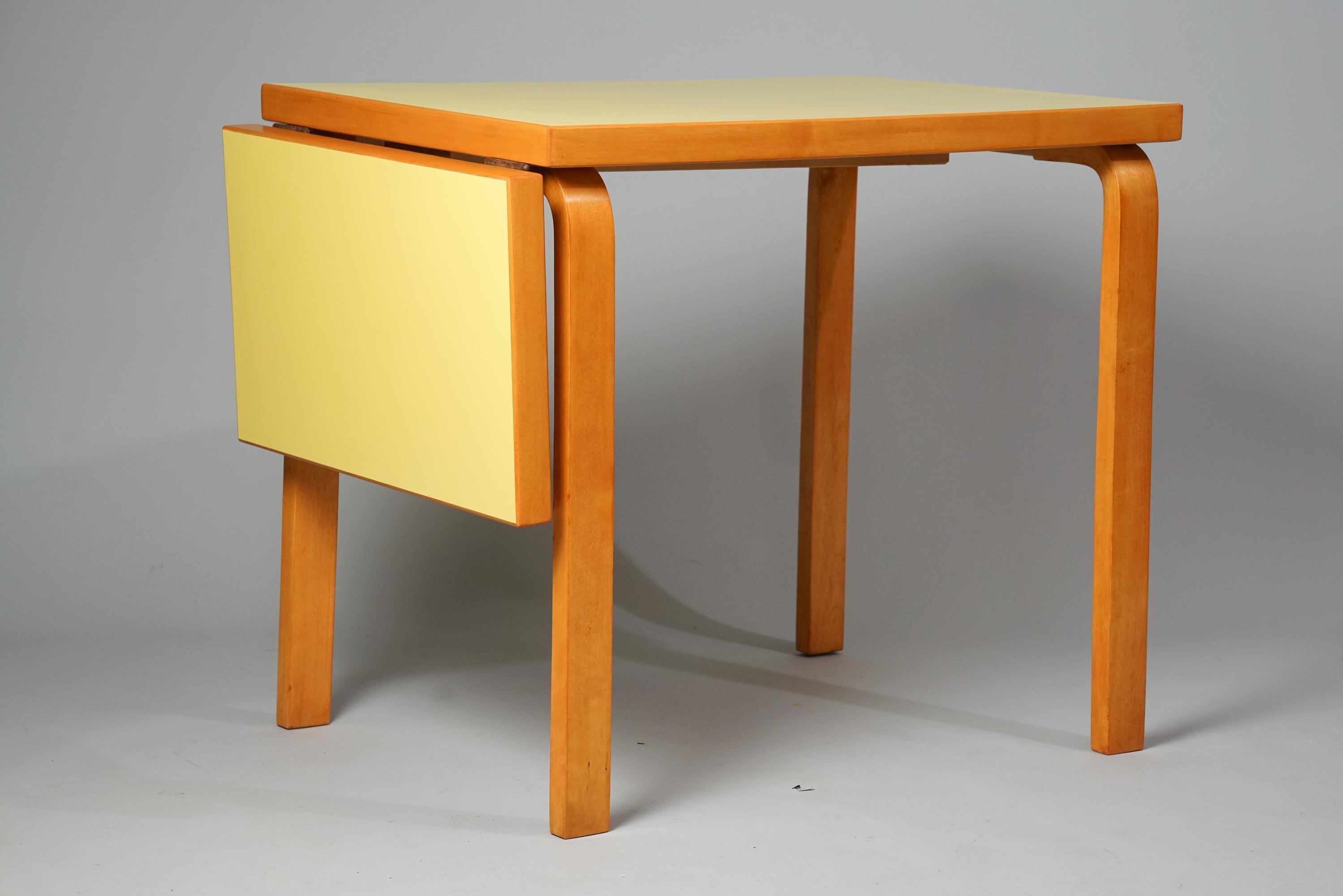 Scandinavo moderno Tavolo Model DL 82, Alvar Aalto, Oy Huonekalu- ja Rakennustyötehdas Ab, anni '50 in vendita