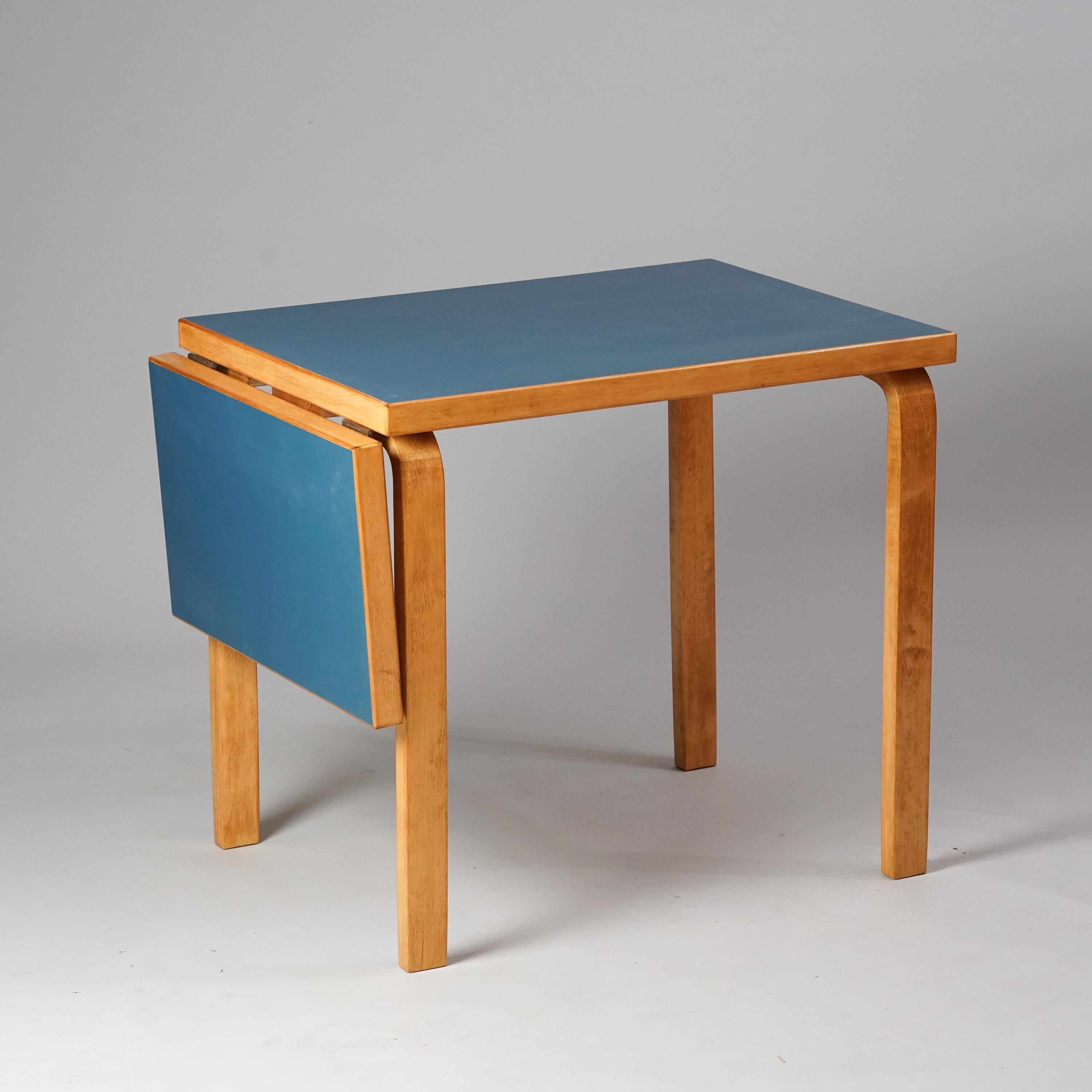 Model DL82 table, designed by Alvar Aalto, manufactured by Oy Huonekalu- ja Rakennustyötehdas Ab, 1950s. Birch with linoleum table top. The table has an extendable part that can be fold to the side. Good vintage condition, minor patina consistent
