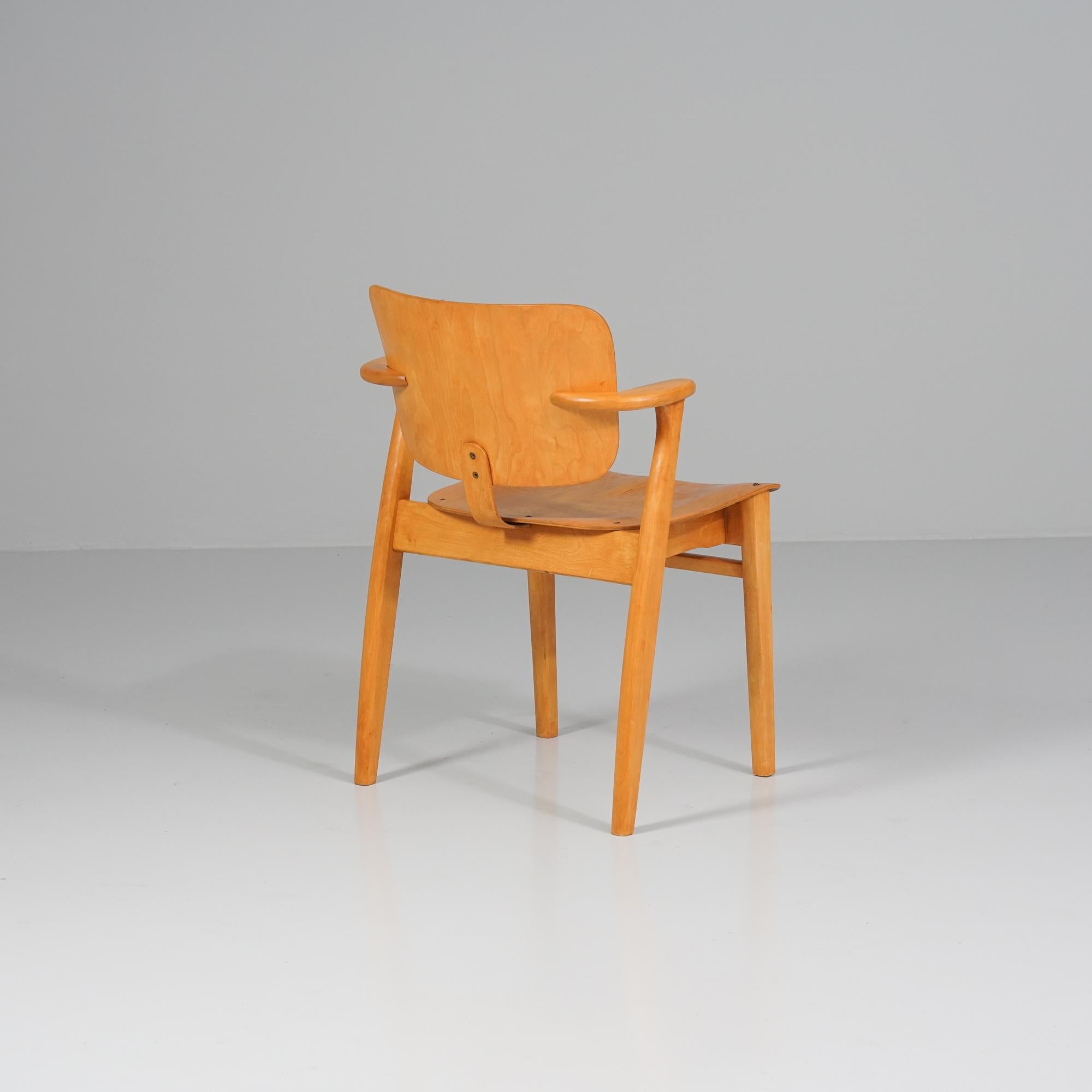 Silla Modelo Domus, diseñada por Ilmari Tapiovaara, década de 1950. Abedul. La silla está repintada. Buen estado vintage, pátina menor acorde con la edad y el uso. 

Yrjö Ilmari Tapiovaara fue uno de los diseñadores e interioristas finlandeses más