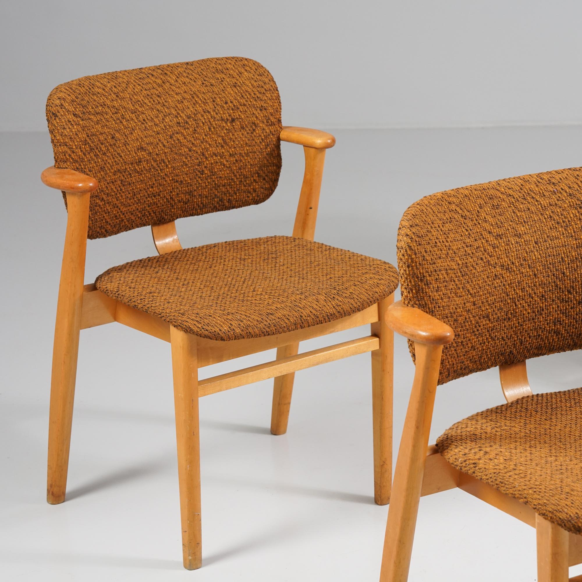 Modell Domus Stühle (6 Stück, separat erhältlich), Design Ilmari Tapiovaara, Finnland, 1950er Jahre. Gestell aus Birke mit später neu gepolstertem Wollstoff. Guter Vintage-Zustand, Patina im Einklang mit Alter und Gebrauch. Die Stühle sind separat