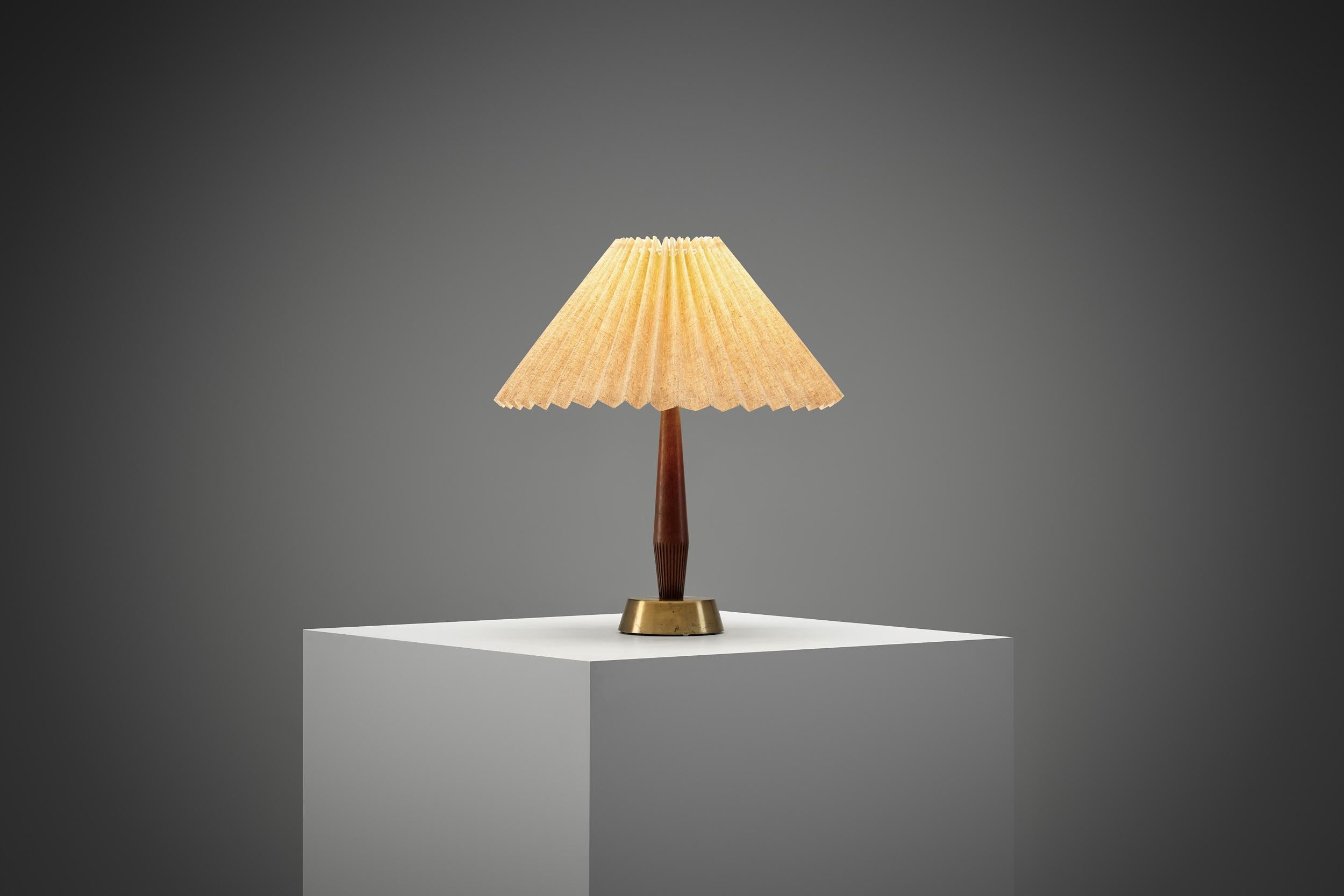 Fondé en 1883 en Suède, ASEA est un fabricant connu pour ses contributions intemporelles au design du milieu du siècle, mêlant des formes modernistes à des matériaux de haute qualité. L'entreprise est devenue célèbre pour la création de luminaires