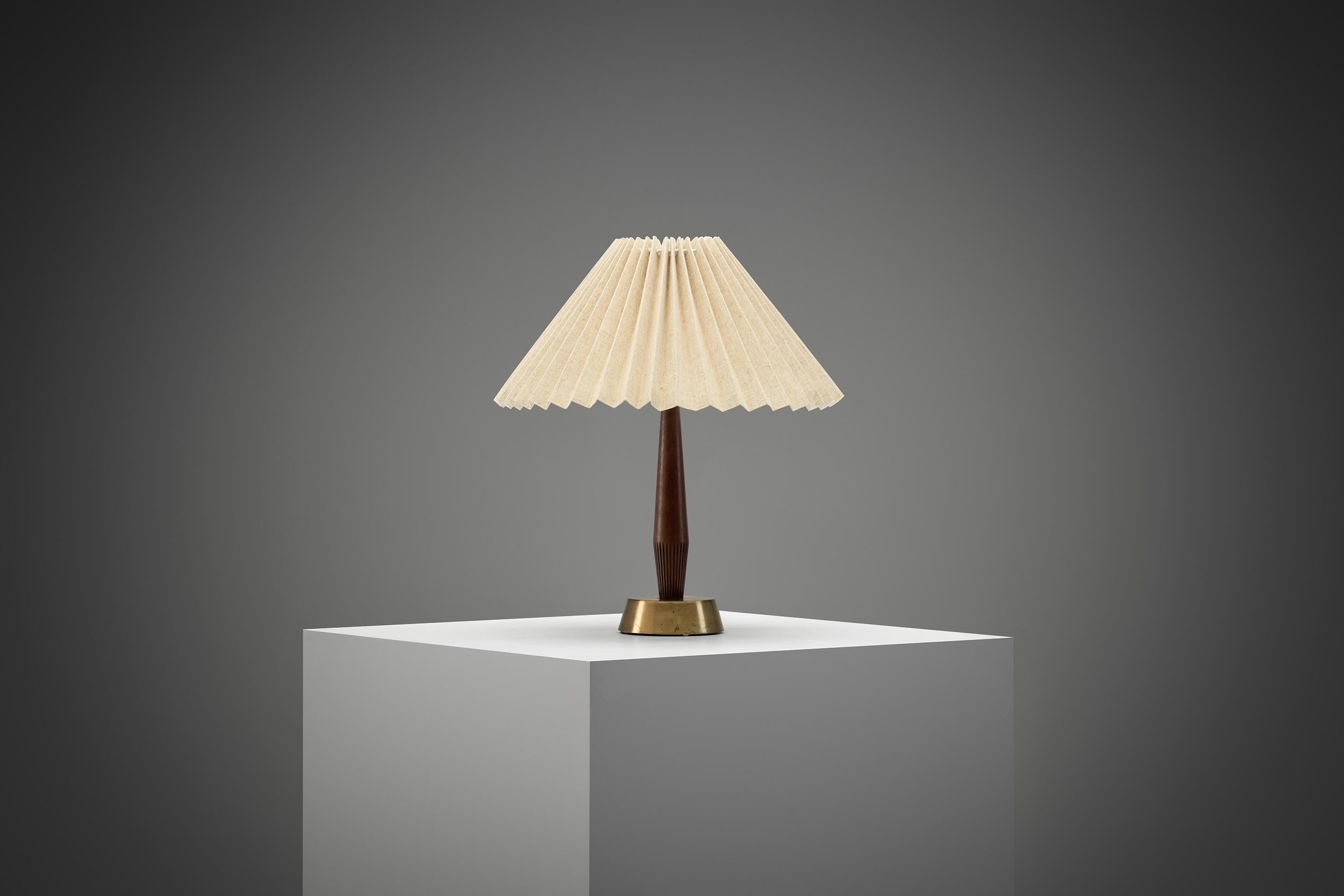 Scandinave moderne Lampe de bureau en laiton et bois modèle E1292 par ASEA, Suède 20e siècle