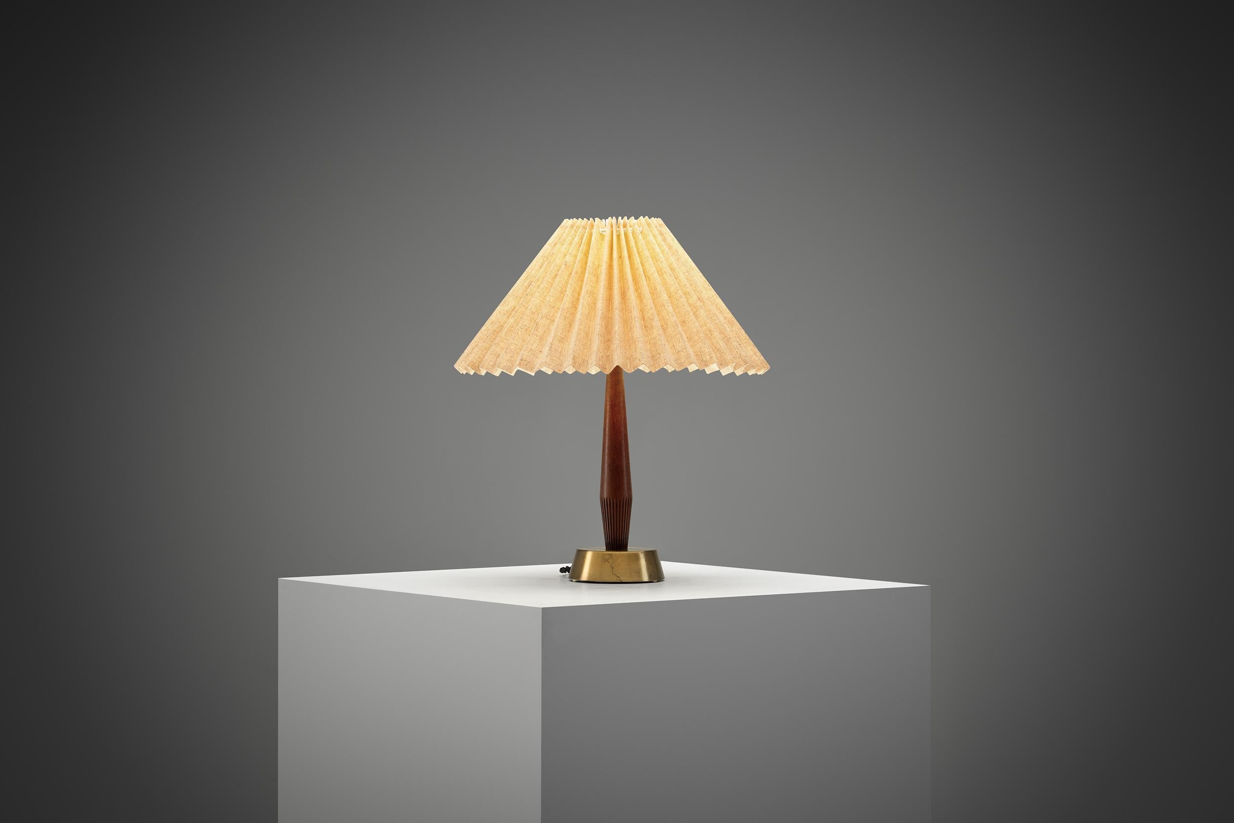 Suédois Lampe de bureau en laiton et bois modèle E1292 par ASEA, Suède 20e siècle