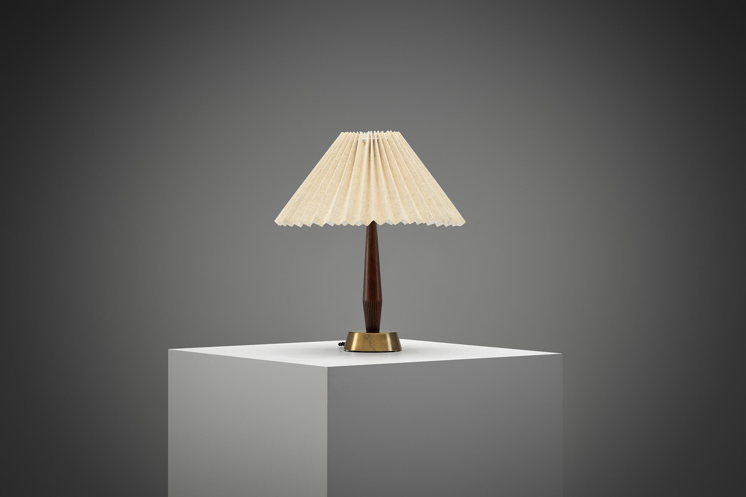 Lampe de bureau en laiton et bois modèle E1292 par ASEA, Suède 20e siècle Bon état à Utrecht, NL