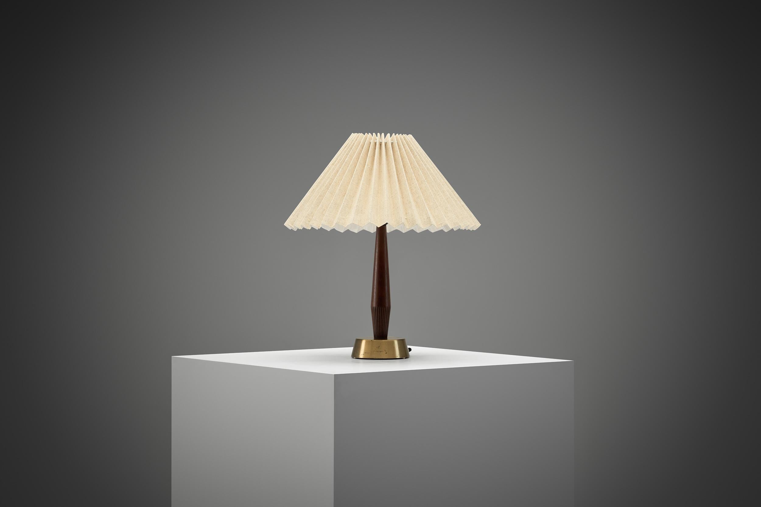 Laiton Lampe de bureau en laiton et bois modèle E1292 par ASEA, Suède 20e siècle