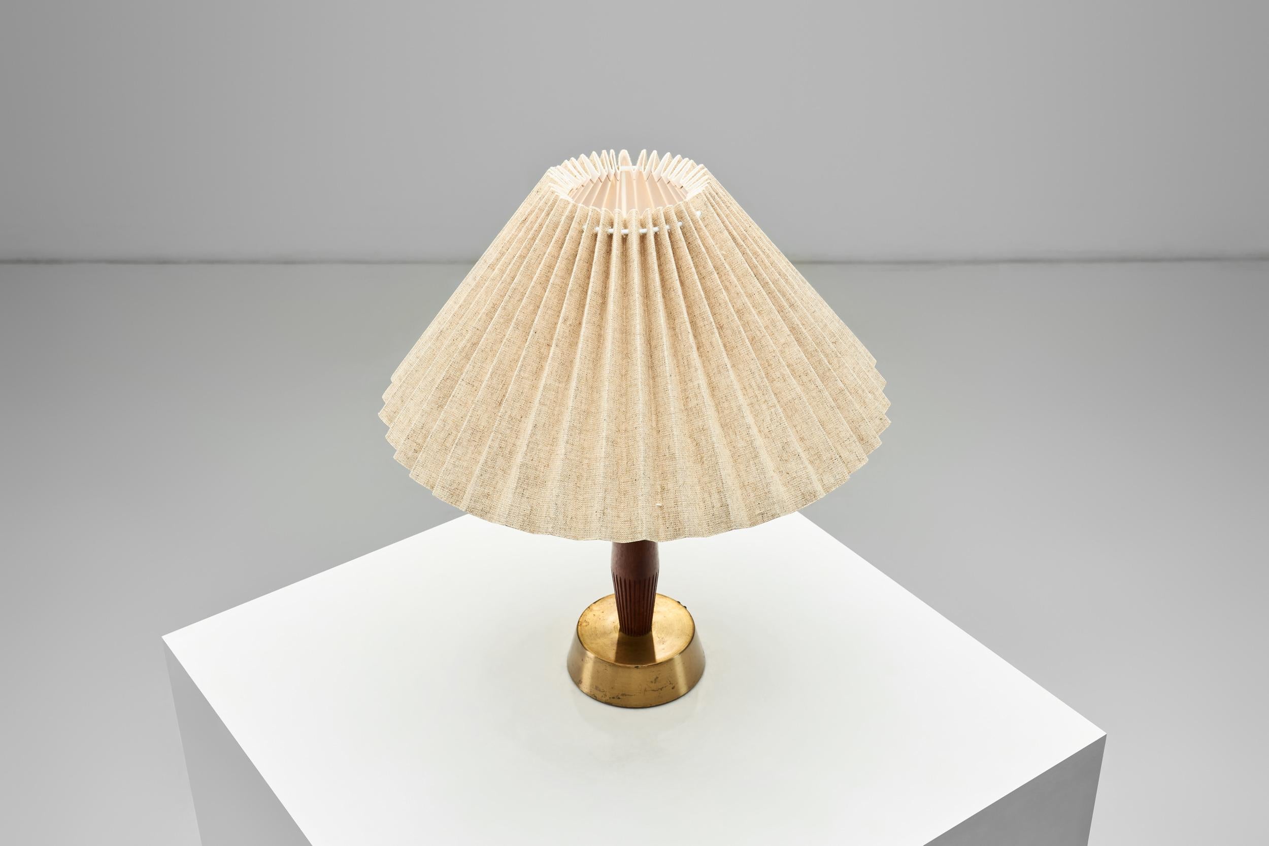 Lampe de bureau en laiton et bois modèle E1292 par ASEA, Suède 20e siècle 1