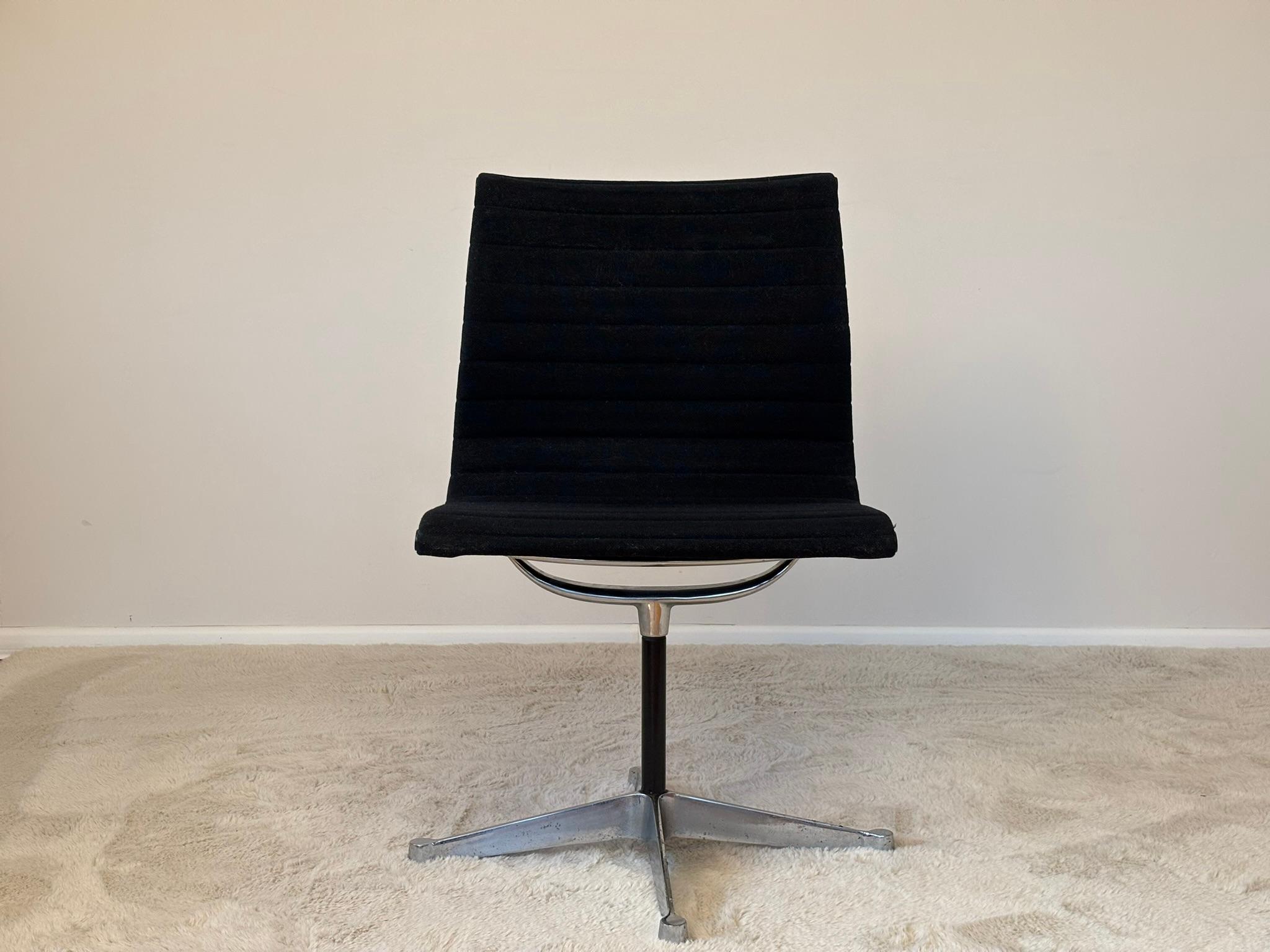 The Aluminium Chair EA 105, designed by Charles and Ray Eames in 1958, is an icon of modern design and craftsmanship. This chair perfectly blends timeless elegance with exceptional comfort and structural clarity.
Originally conceived for executive