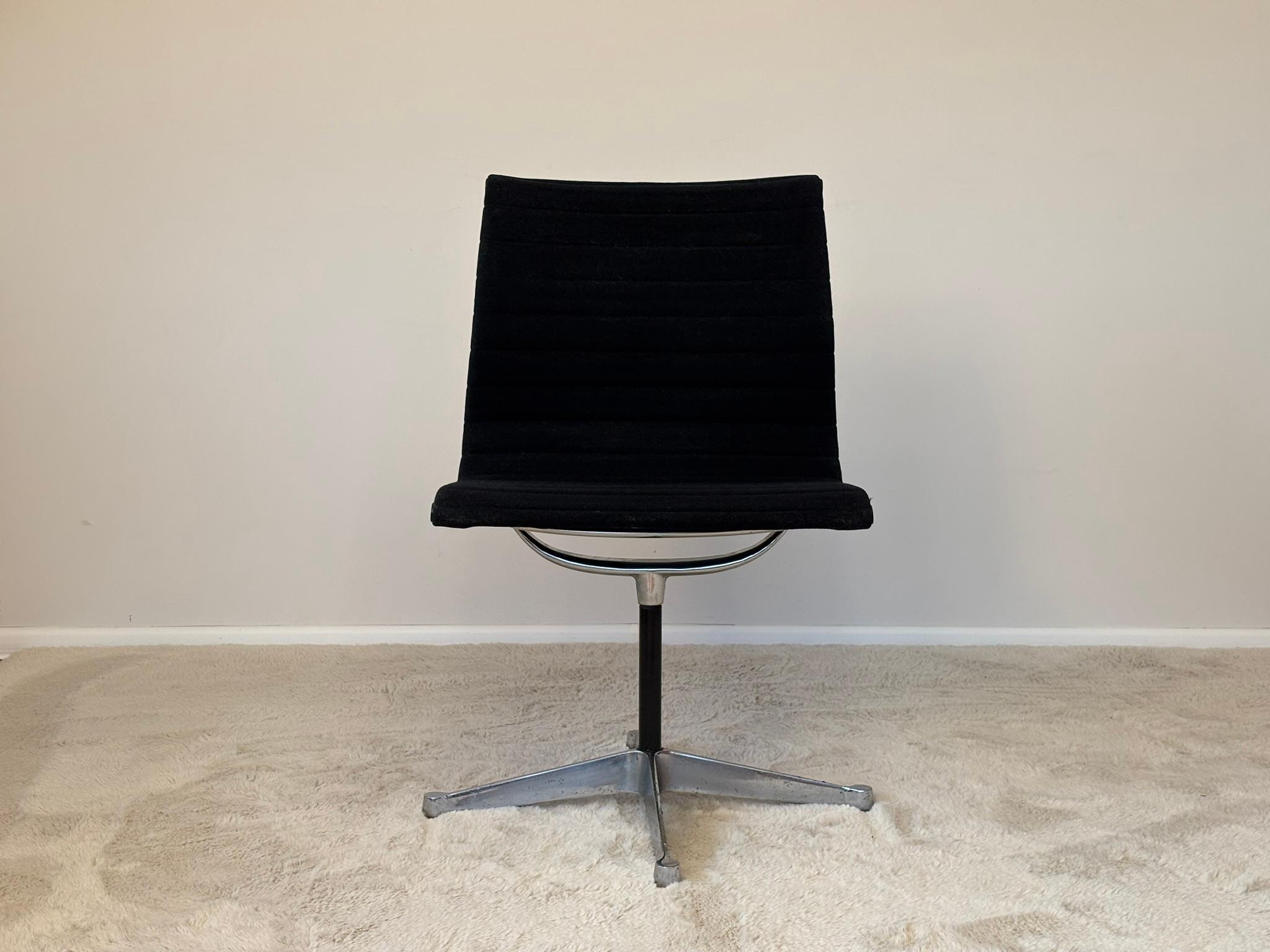 Mid-Century Modern Model EA 105 Aluminium Swivel Chair by Eames for Herman Miller, 1970s For Sale