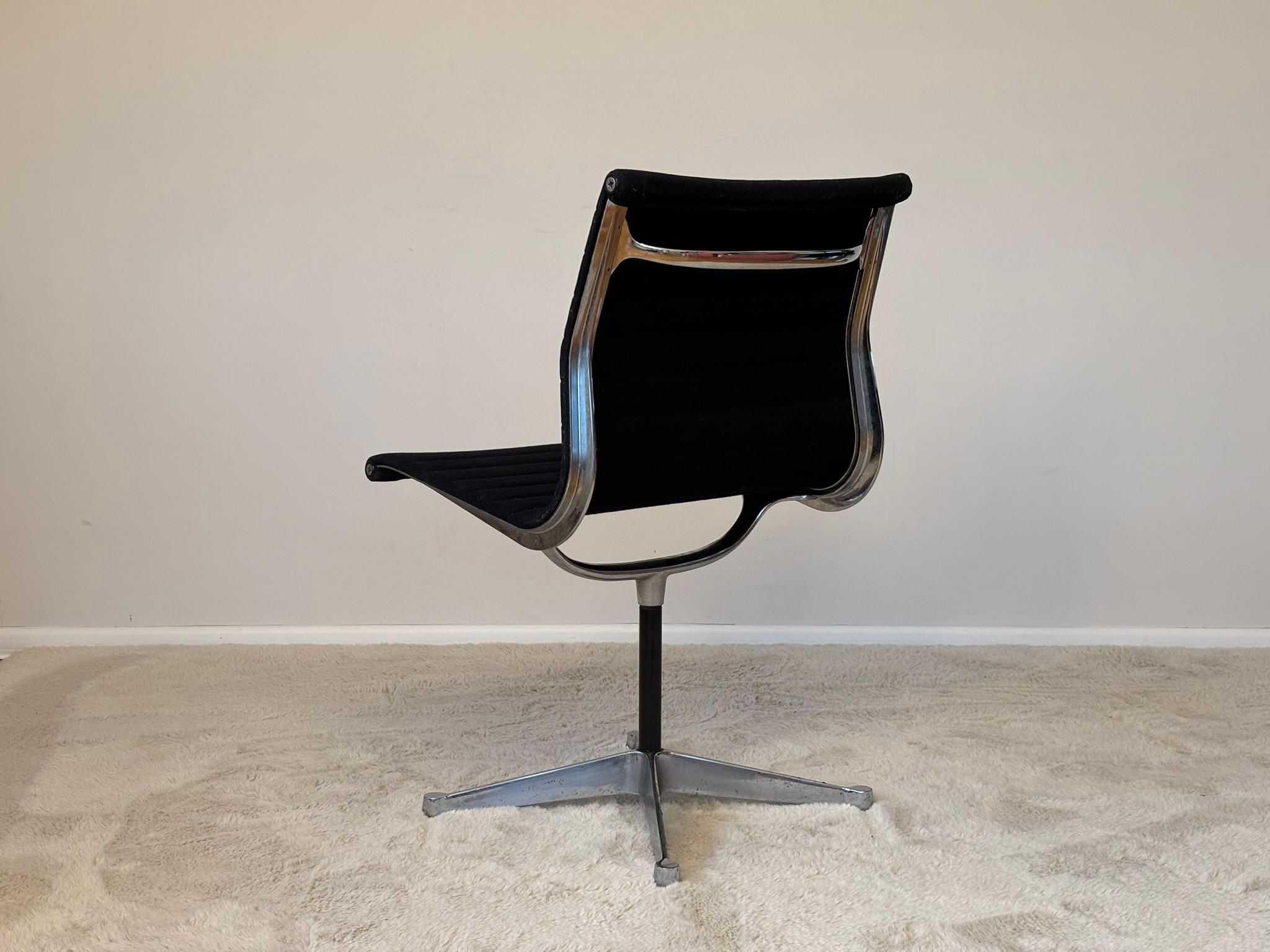 Model EA 105 Aluminium Swivel Chair by Eames for Herman Miller, 1970s In Good Condition For Sale In Radomsko, Województwo łódzkie