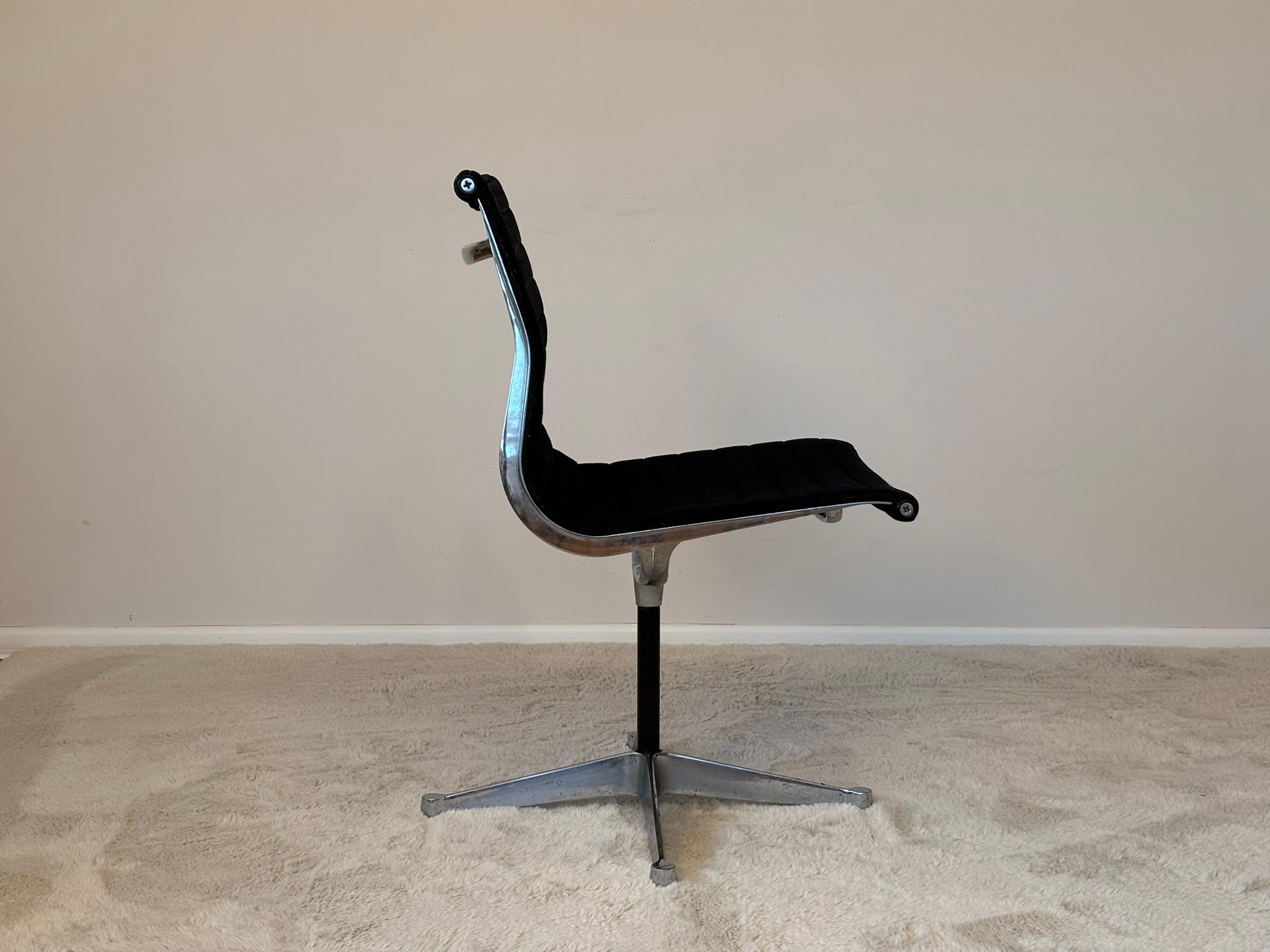 Model EA 105 Aluminium Swivel Chair by Eames for Herman Miller, 1970s For Sale 2