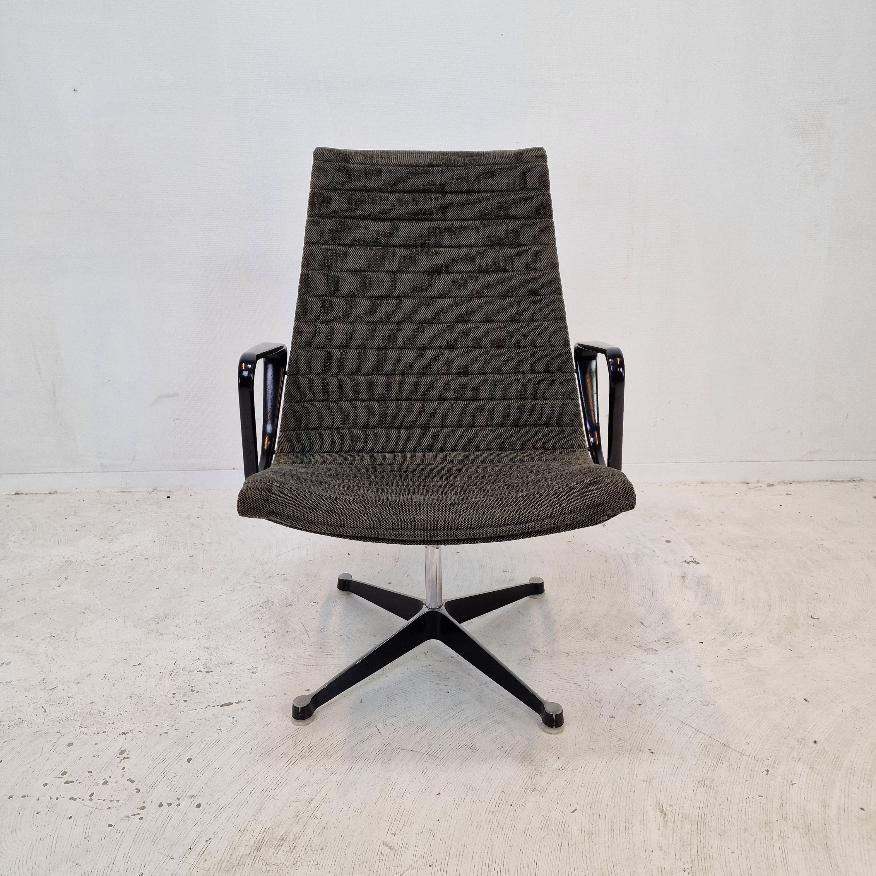 Very nice original EA116 Chairs, early edition.
These swivel chairs are designed by Charles and Ray Eames and fabricated by Herman Miller in the 60's.

They have the original grey 