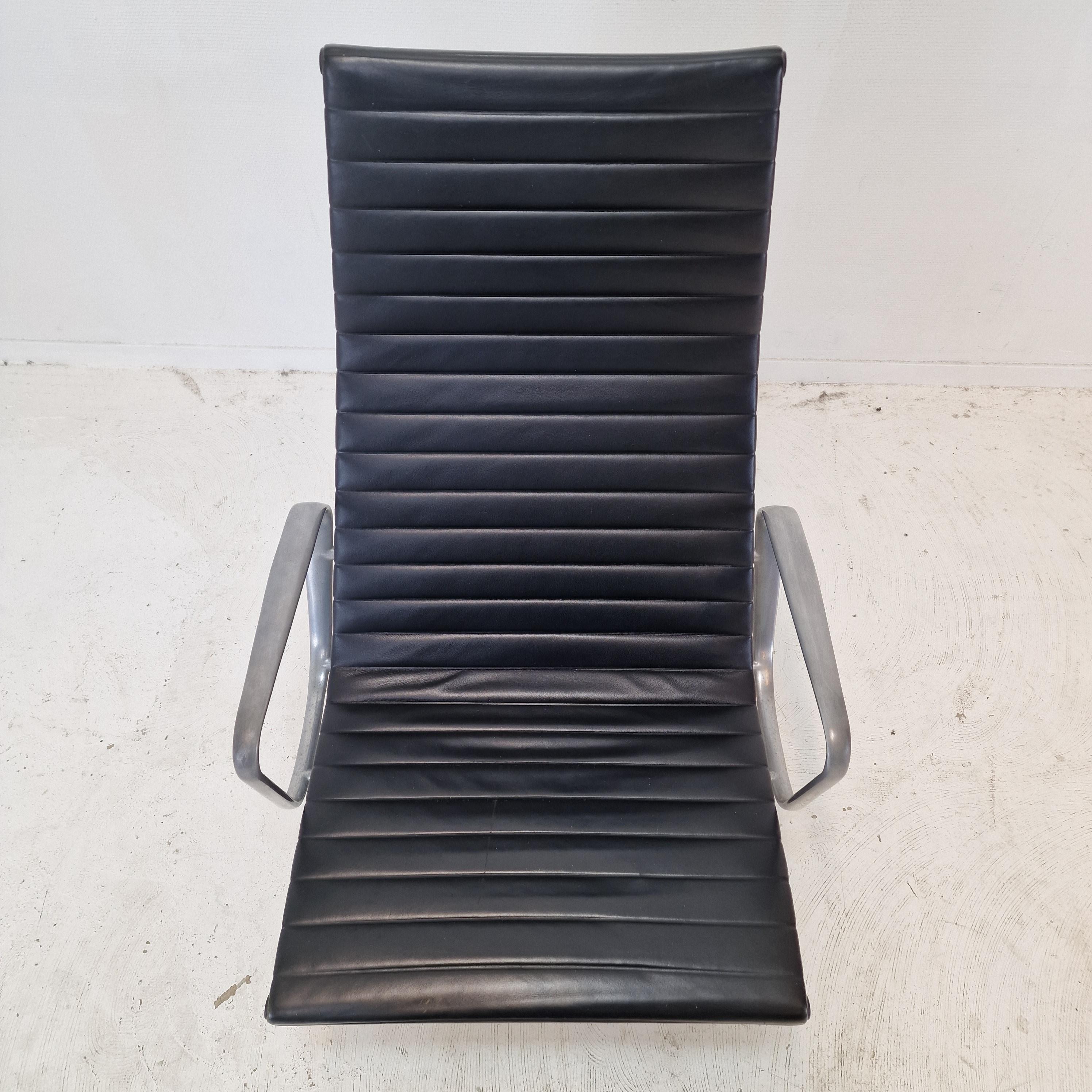 Chaise longue et pouf Vitra modèle EA 124 + 125 de Charles & Ray Eames en vente 4