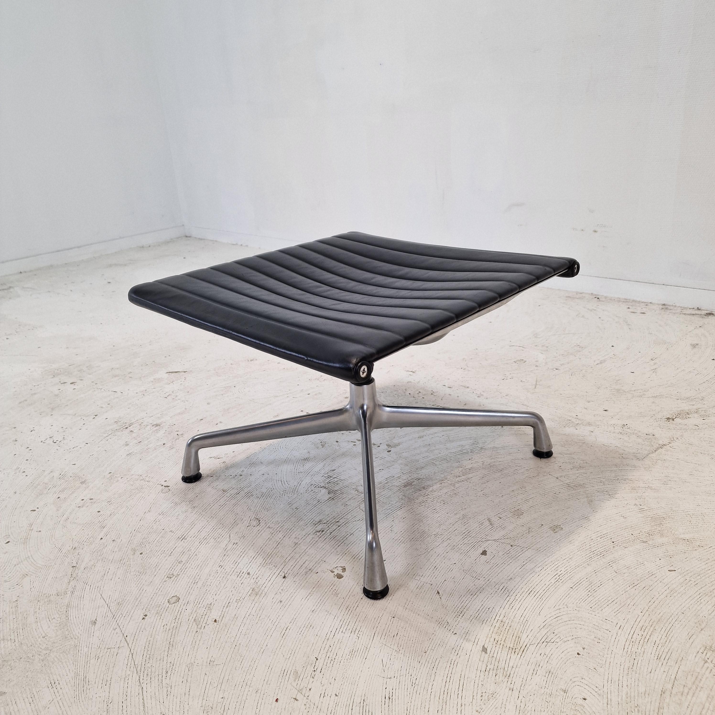 Chaise longue et pouf Vitra modèle EA 124 + 125 de Charles & Ray Eames en vente 11